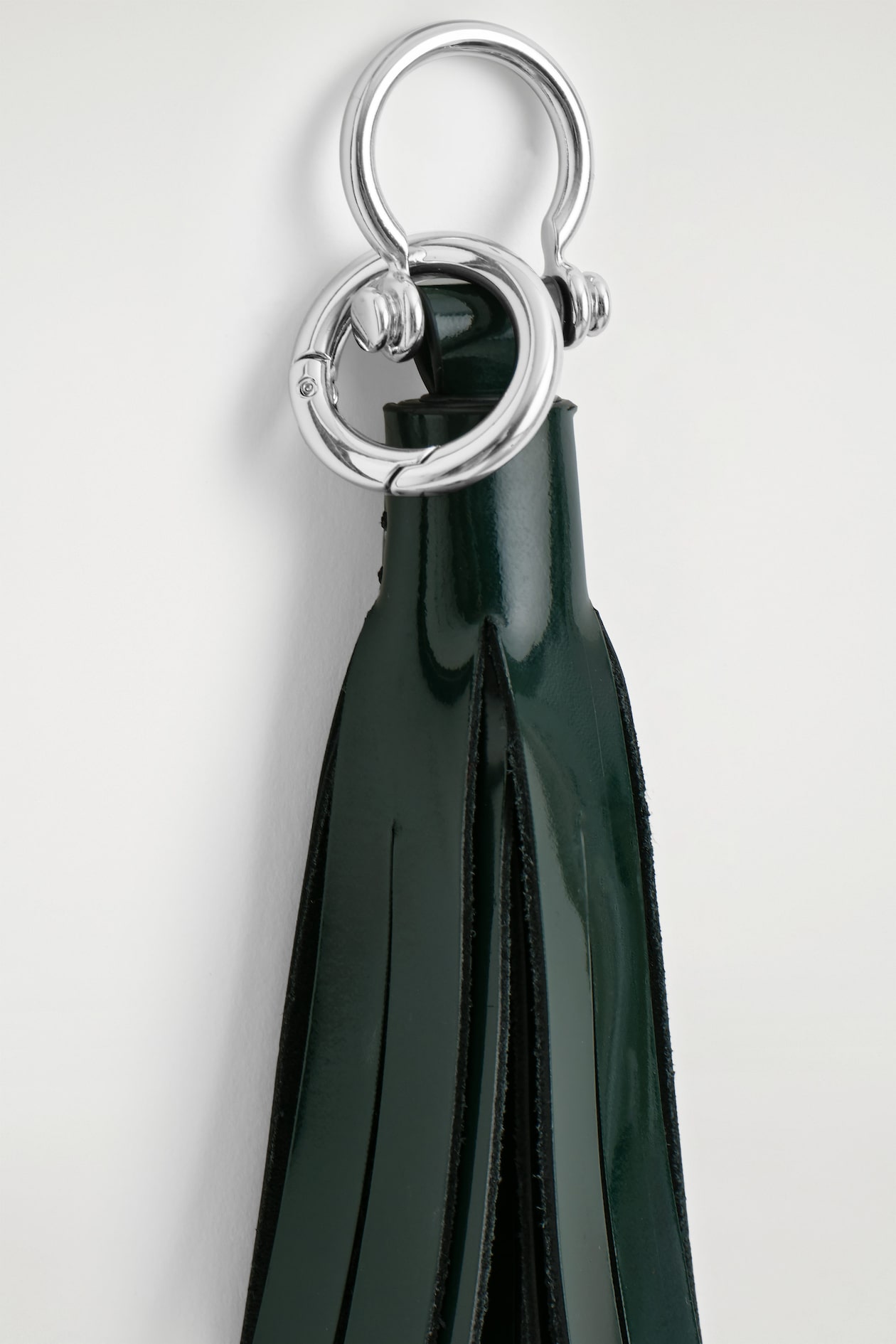 TASSELLED LEATHER KEYRING — DARK GREEN