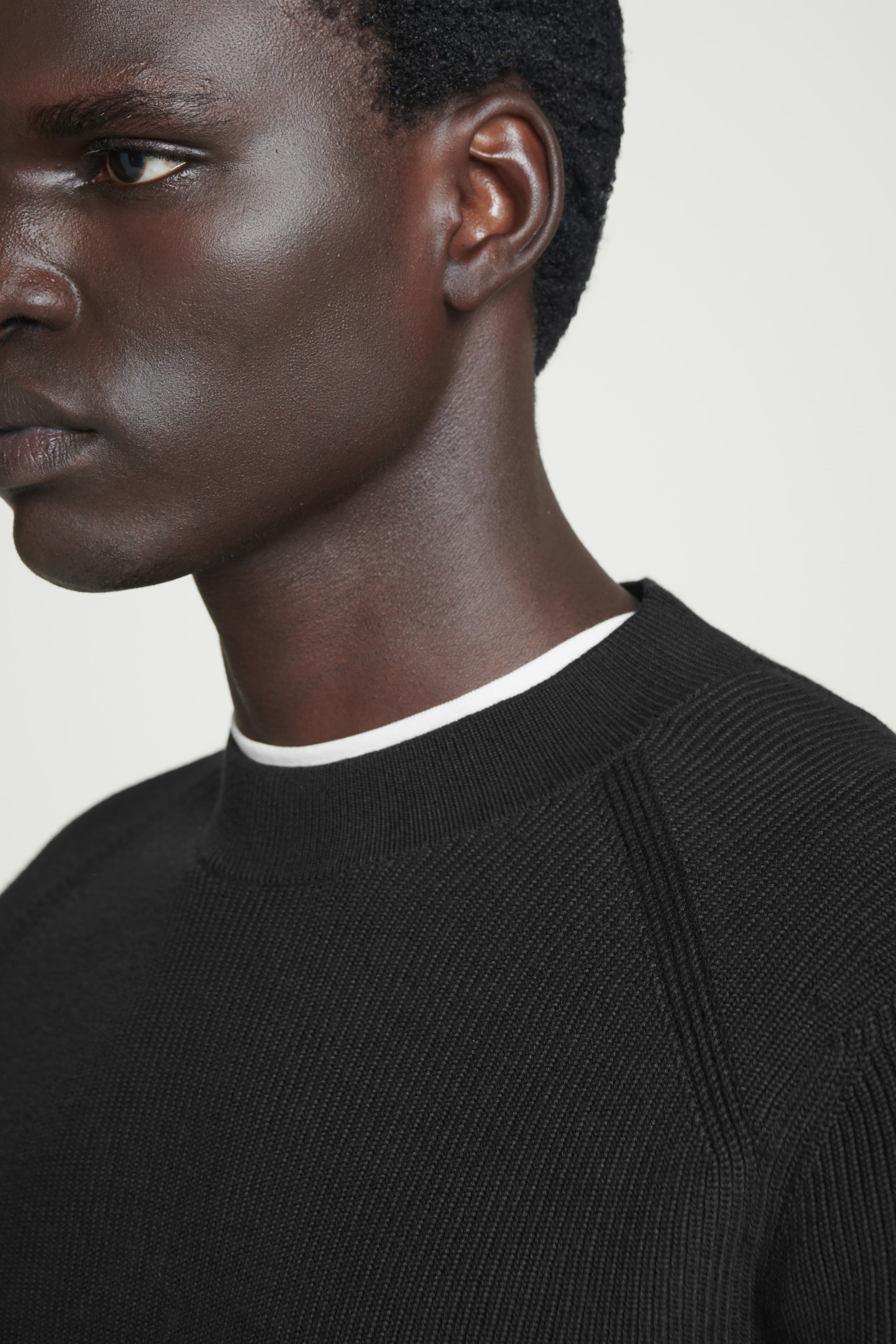 Visualizza immagine più grande: MAGLIONE A COSTE IN COTONE DAL TAGLIO REGOLARE - NERO - UOMO | H&M IT 3