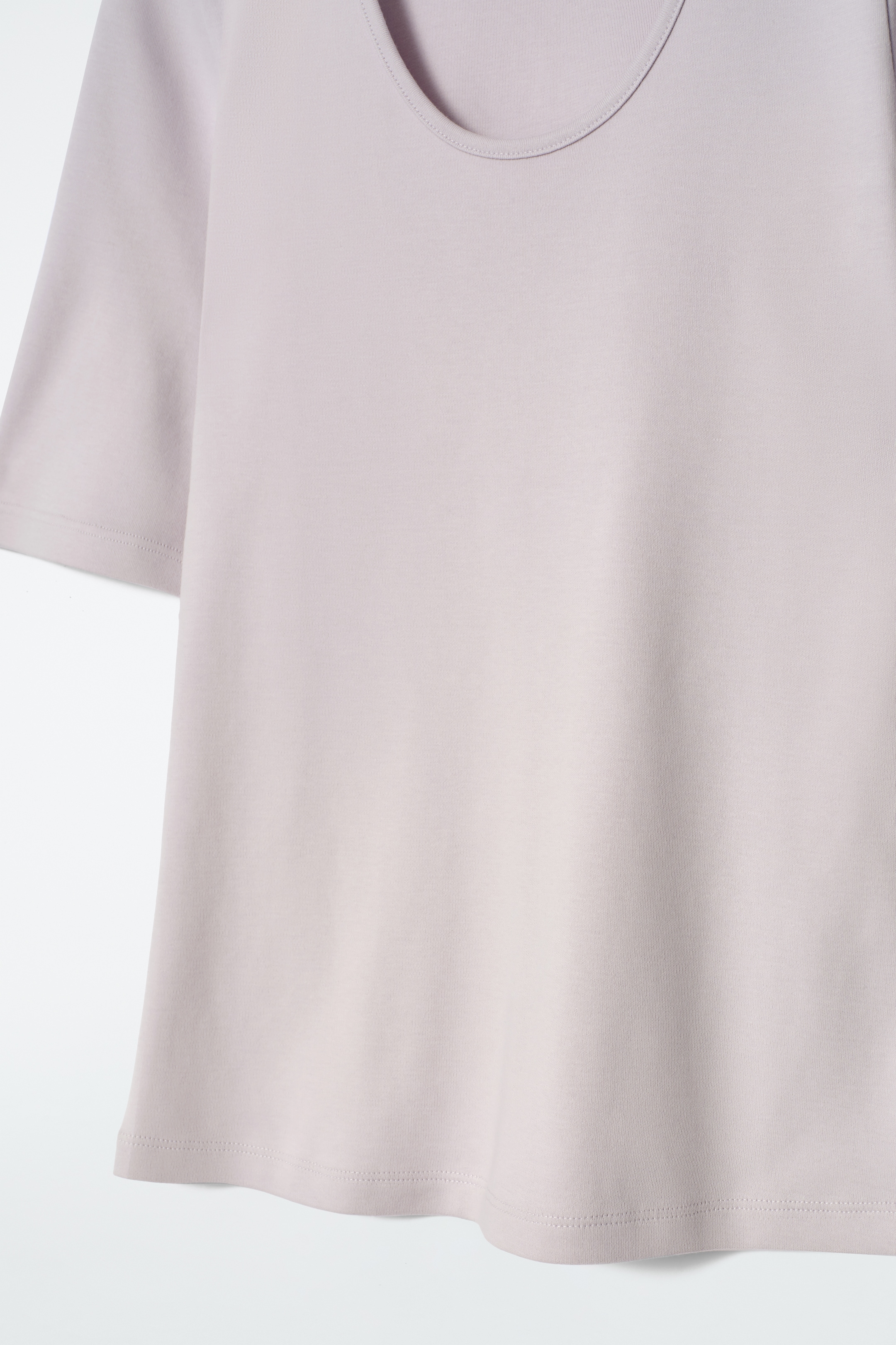 Visa större bild: FIGURNÄRA T-SHIRT I BOMULL MED DJUP HALSRINGNING - SYRENLILA - DAM | H&M SE 7