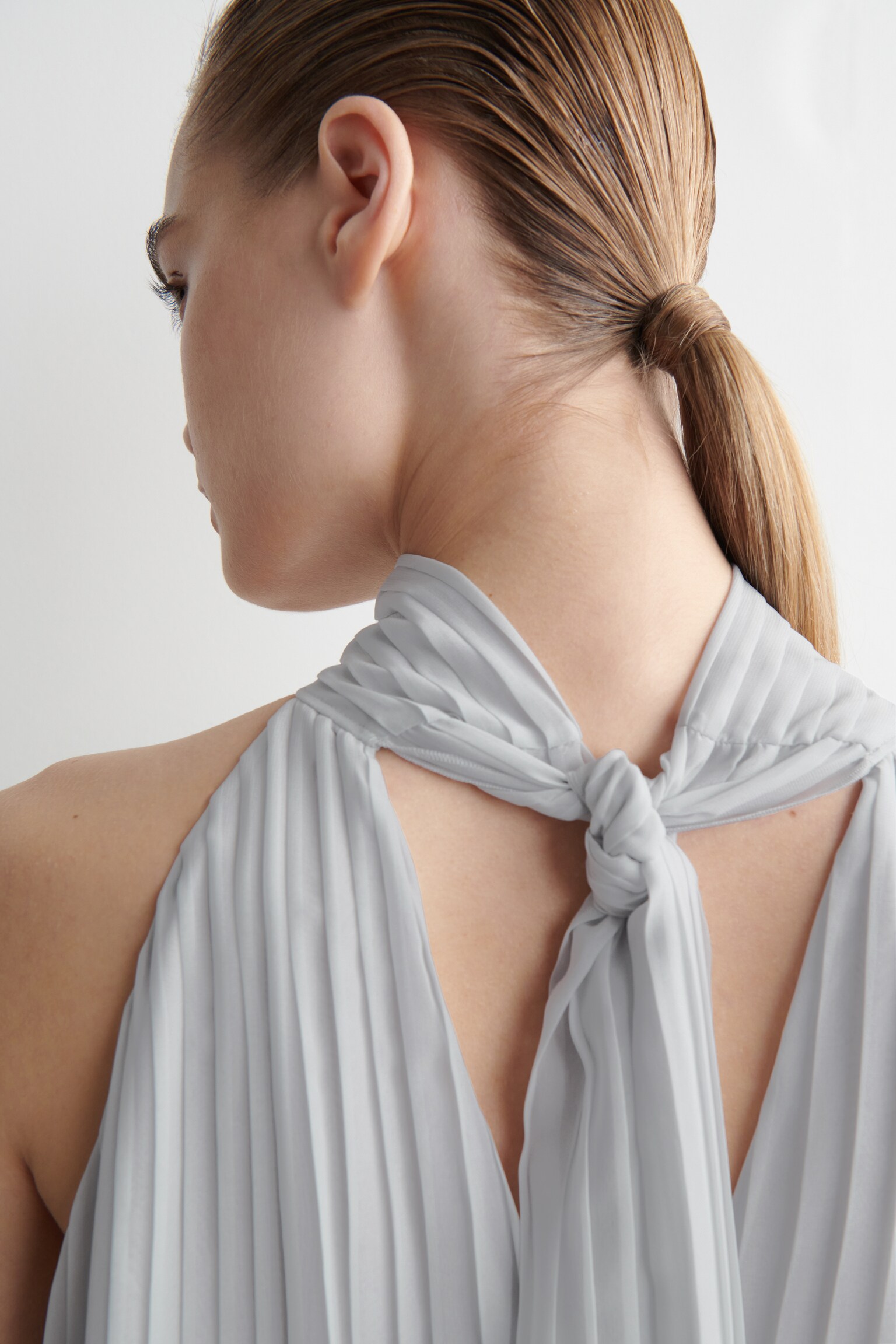VESTIDO LARGO PLISADO CON CUELLO HALTER - AZUL CLARO - 4