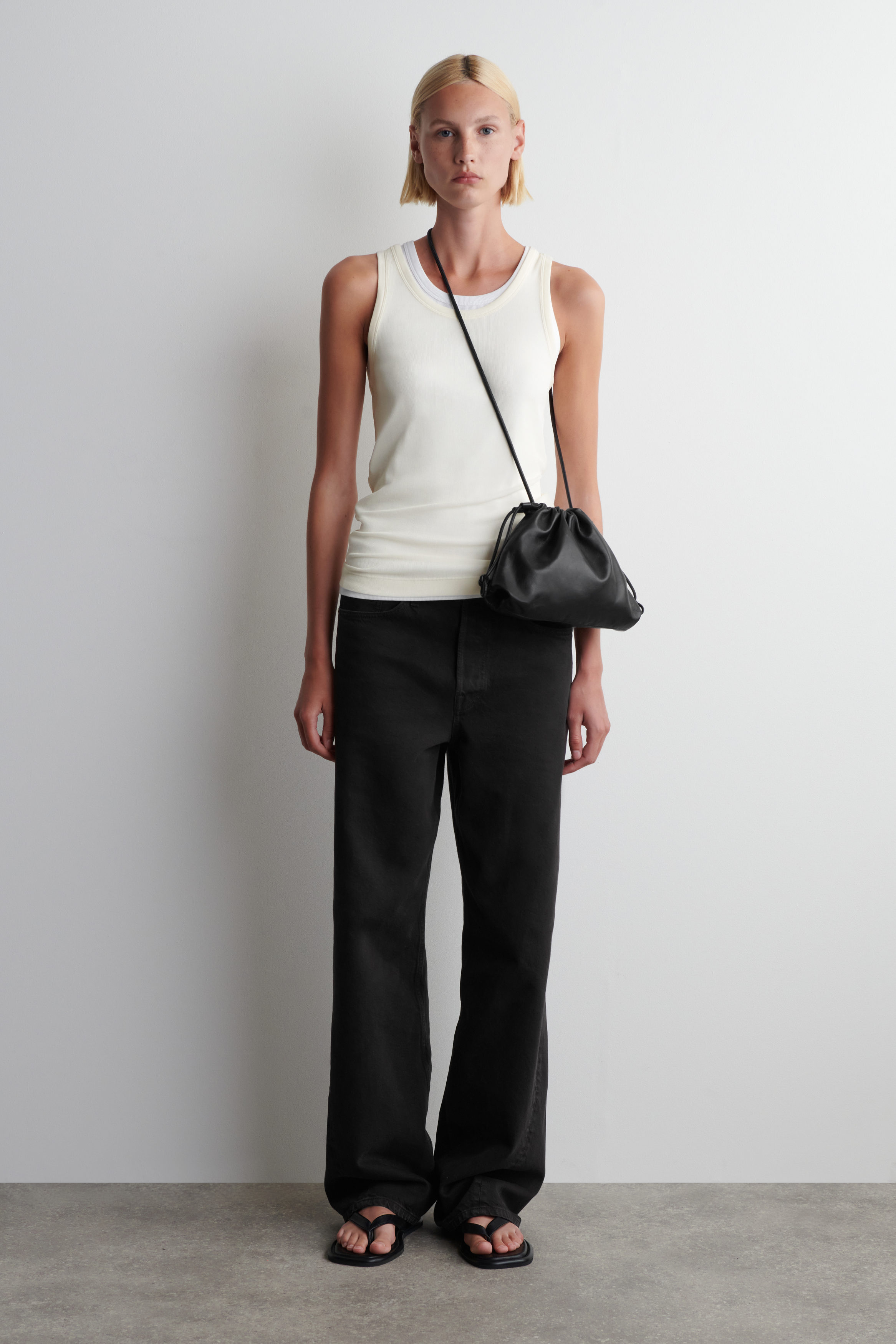 【関送込】COS ミニ カヴァテッリ クラッチバッグ - レザー MINI CAVATELLI CLUTCH BAG - LEATHER - BLACK | COS