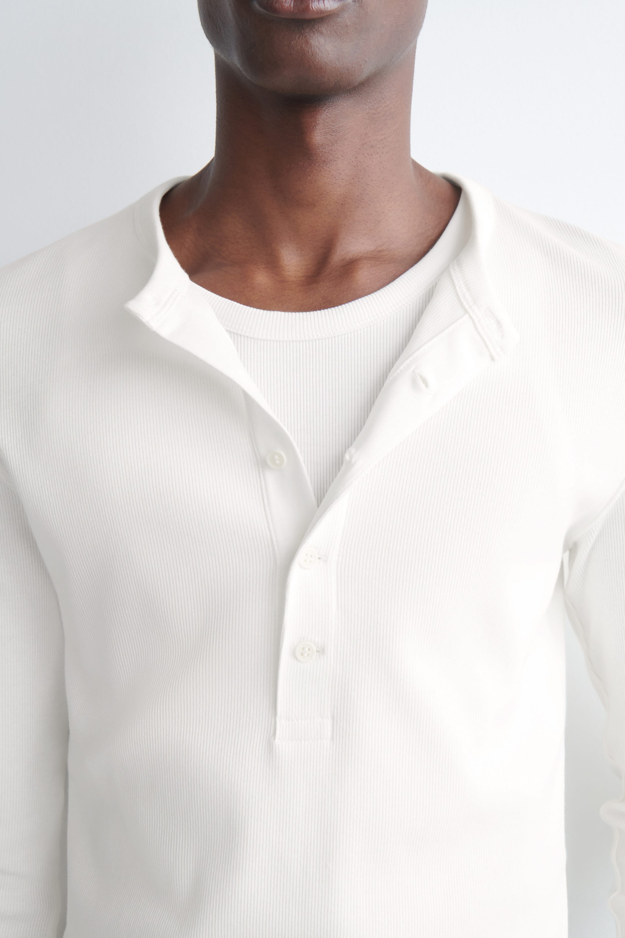 SLIM RIBBED COTTON LONG-SLEEVED HENLEY T-SHIRT