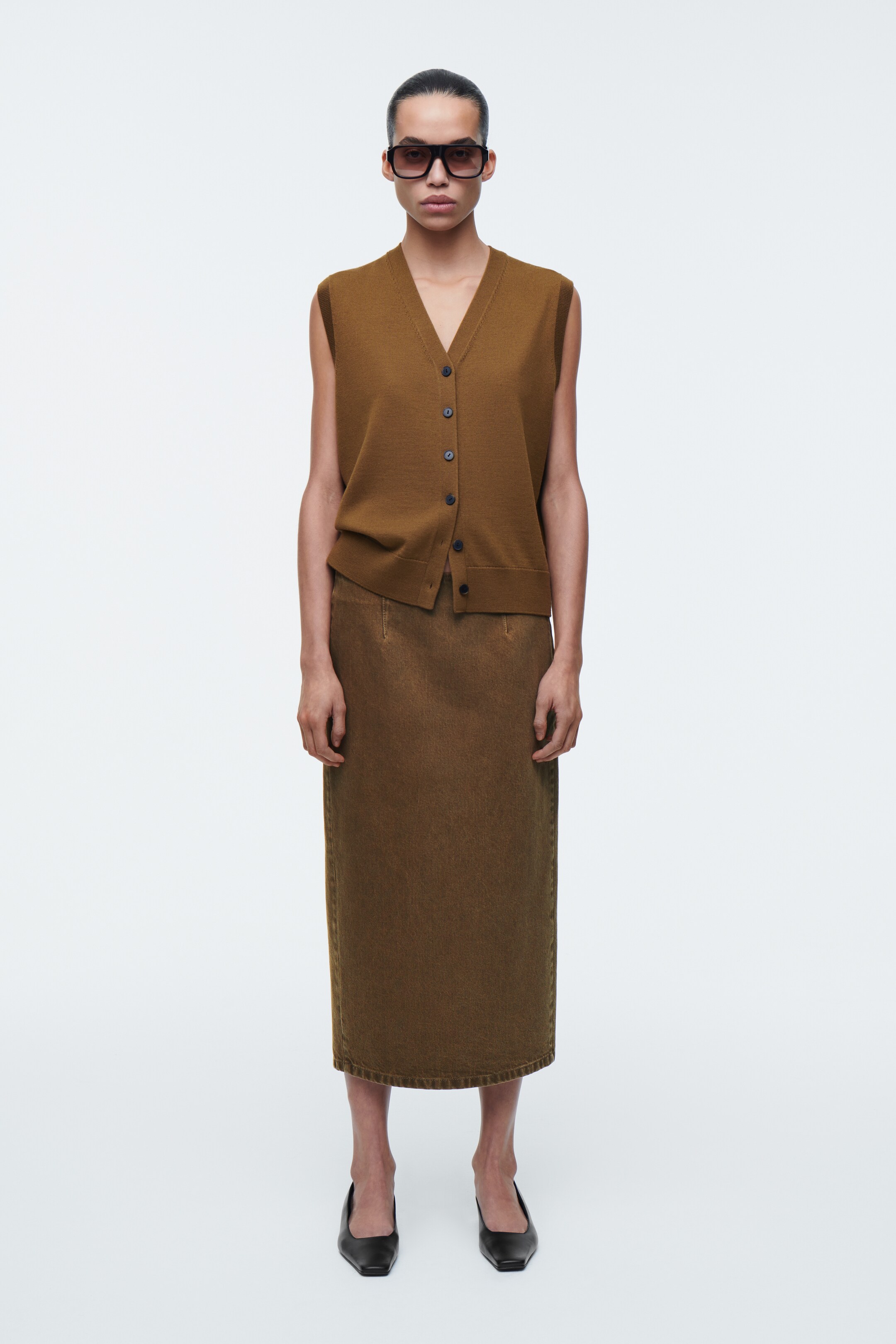 Ver imagen más grande: CHALECO DE LANA MERINO CUELLO DE PICO - MARRÓN - MUJER | H&M ES 2