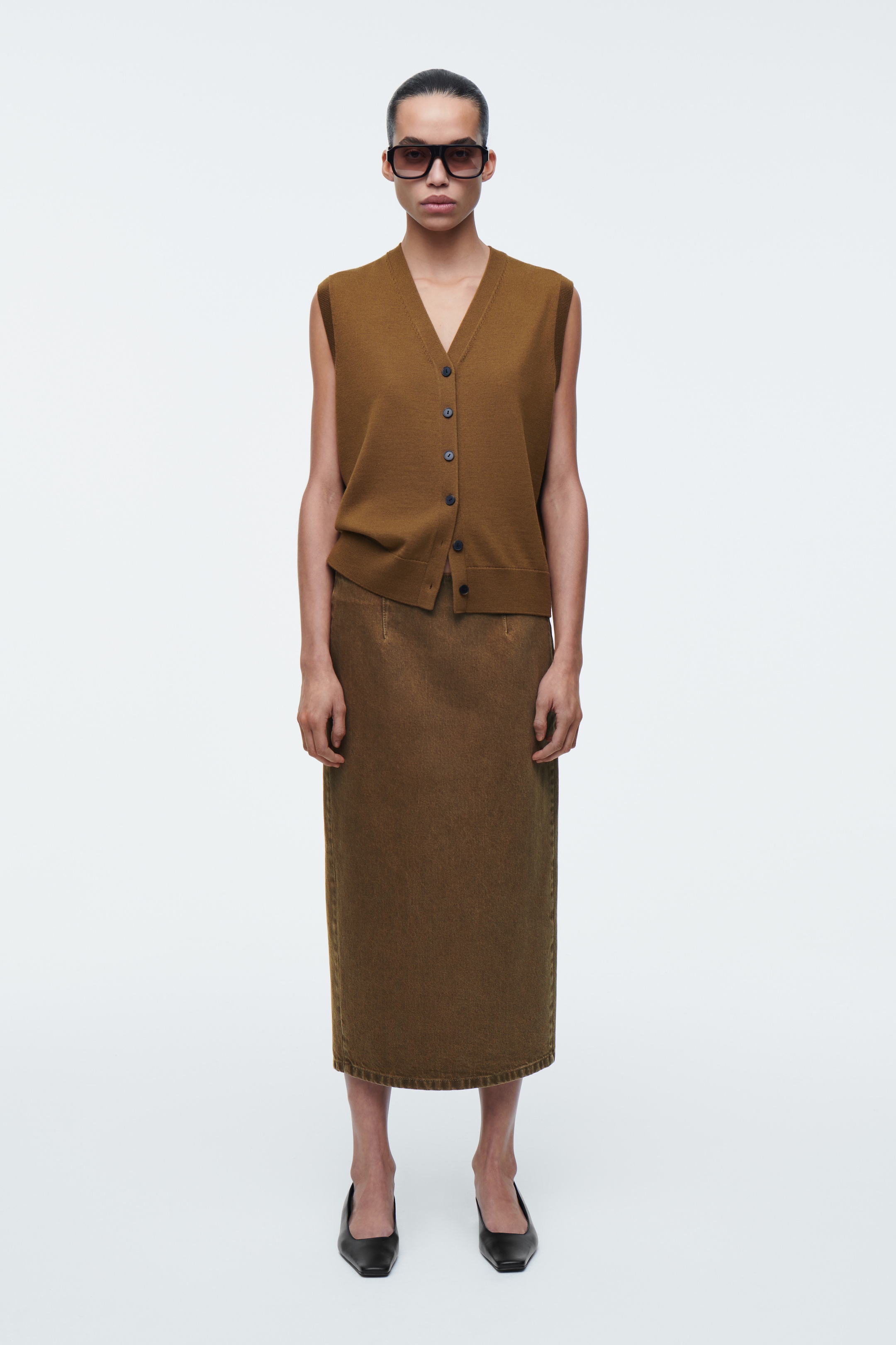 Ver imagen más grande: CHALECO DE LANA MERINO CUELLO DE PICO - MARRÓN - MUJER | H&M ES 2