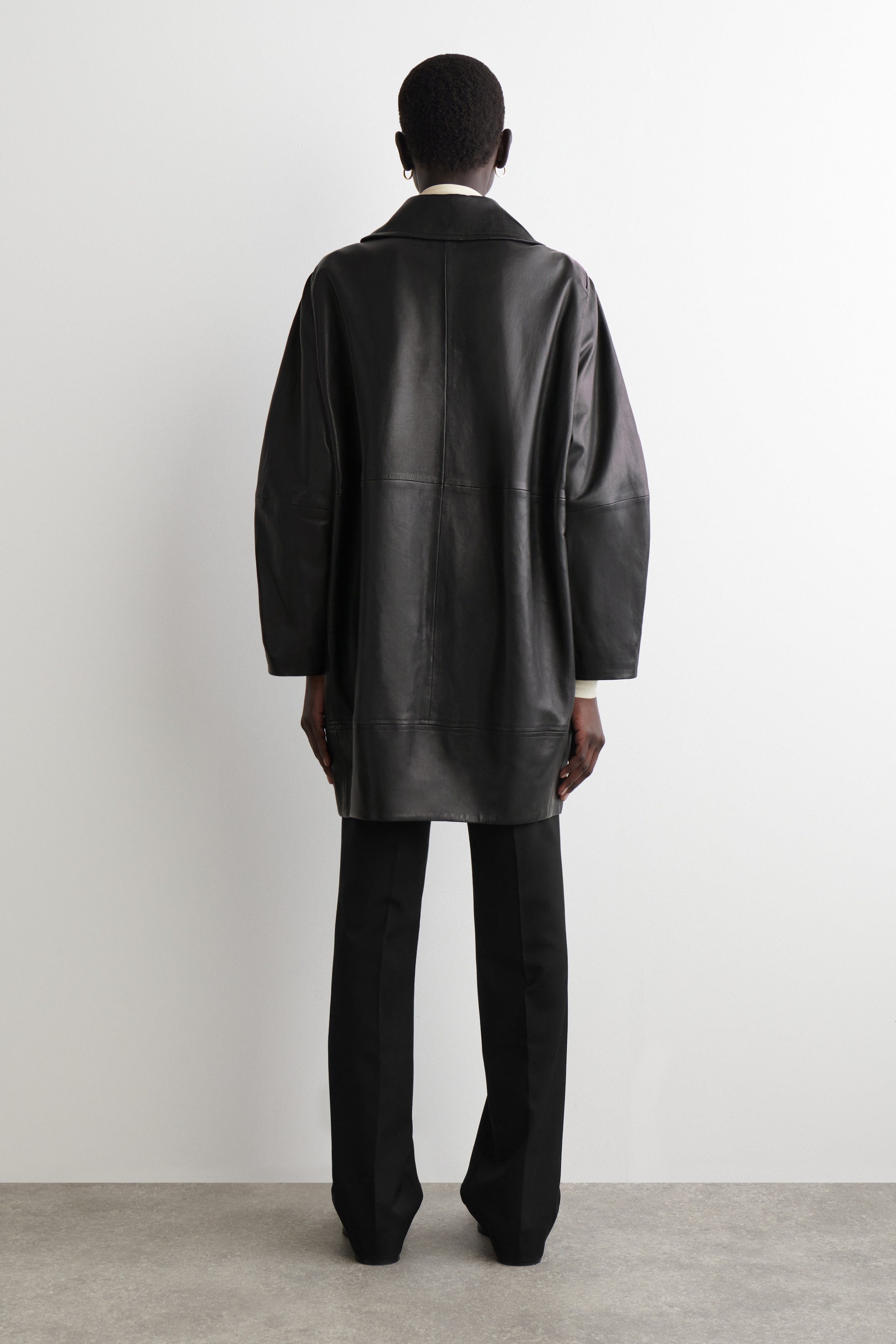 CAPPOTTO IN PELLE DALLA LINEA SCULTOREA