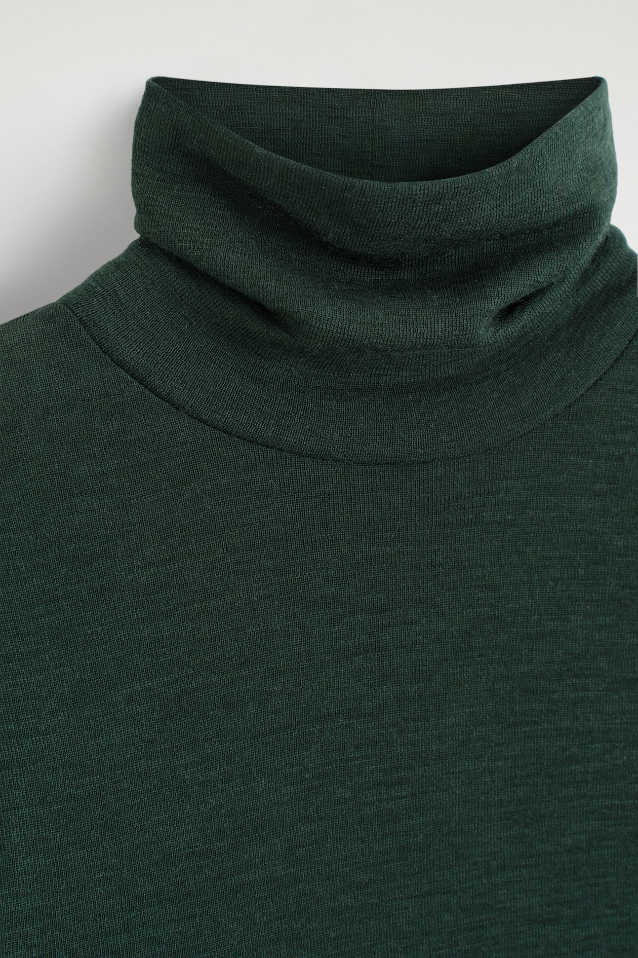 MERINO WOOL TURTLENECK TOP — DARK GREEN