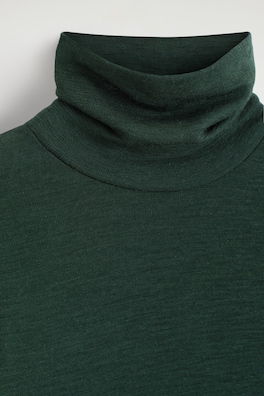 MERINO WOOL TURTLENECK TOP — DARK GREEN 8