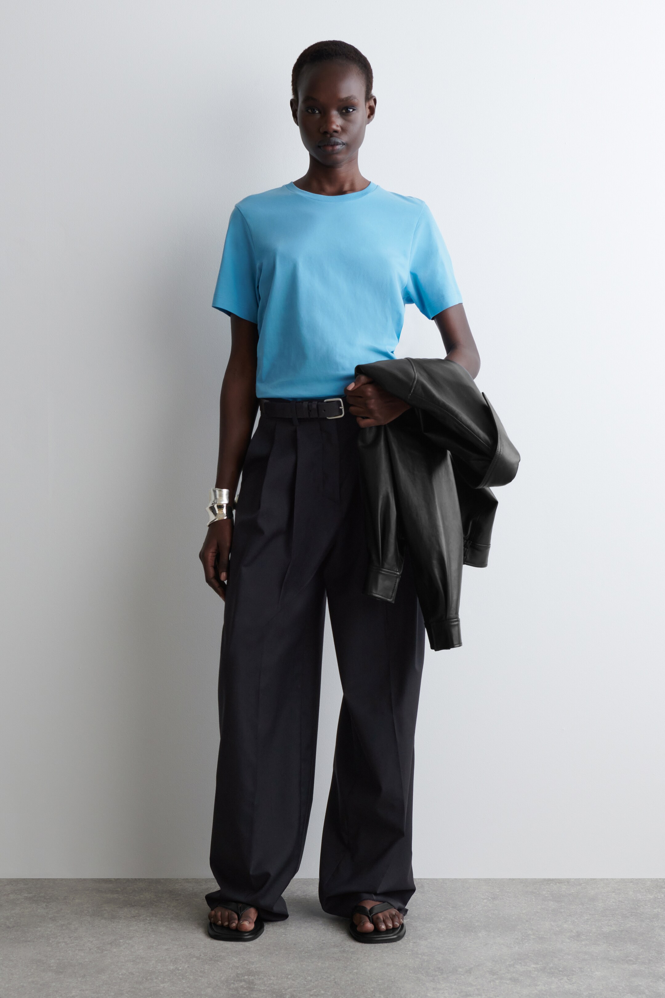 Vezi imaginea mai mare: TRICOU DIN BUMBAC CU GULER ROTUND - ALBASTRU DESCHIS - FEMEI | H&M RO 2