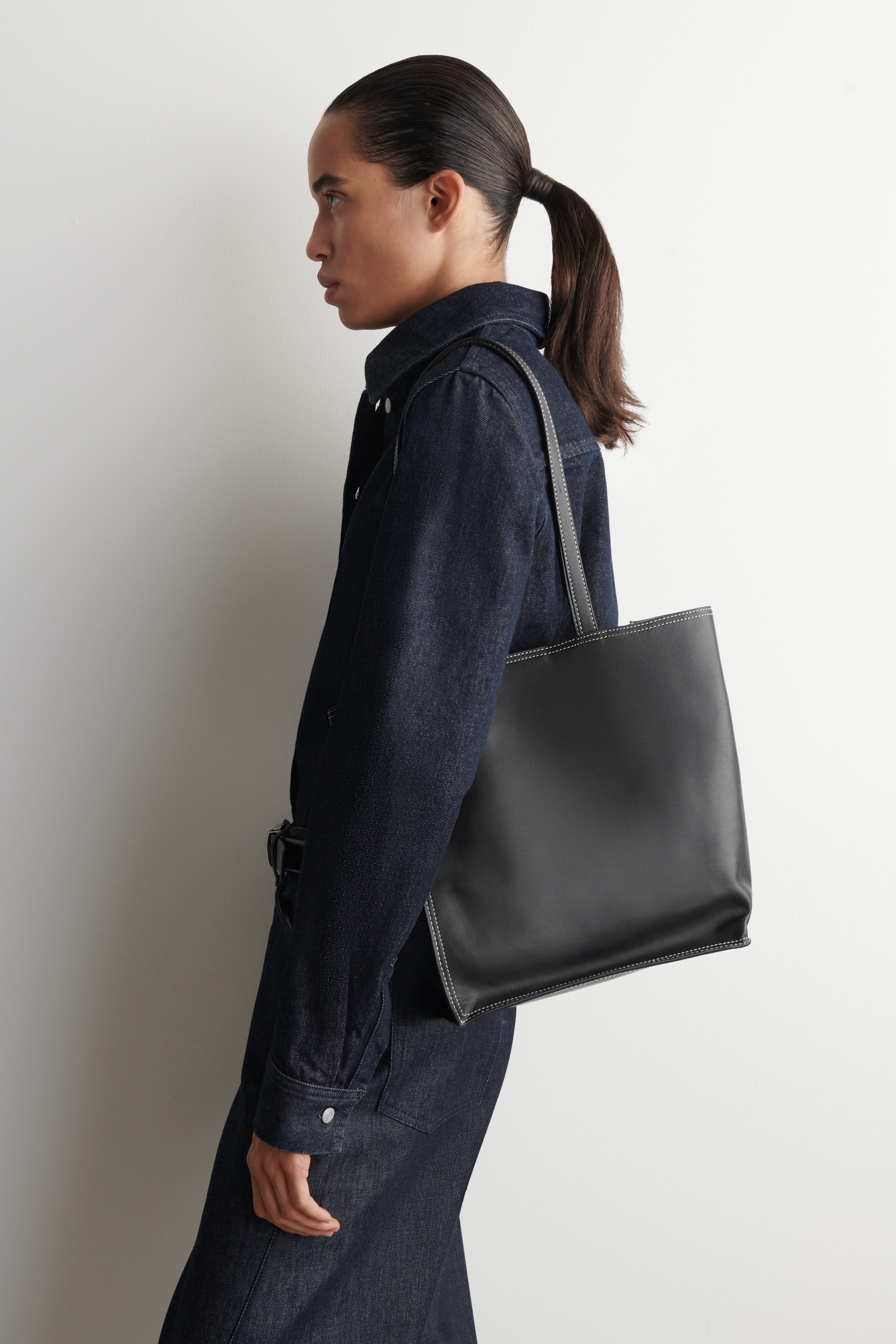 TOWNHOUSE SHOPPER BAG - LEATHER - BLACK | COS US