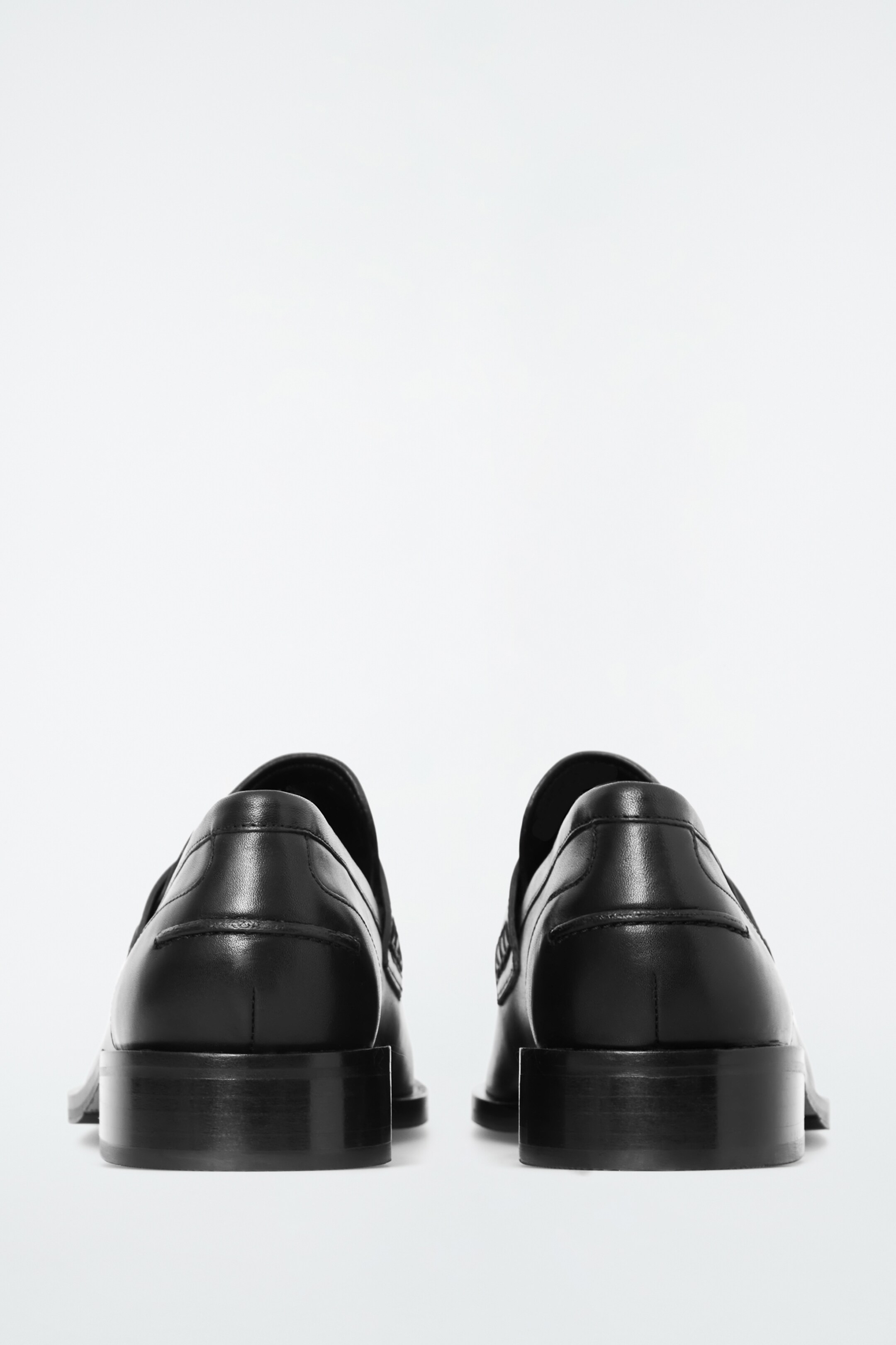 Agrandir l'image: MOCASSINS NERVURÉS EN CUIR - NOIR - FEMME | H&M CH 3