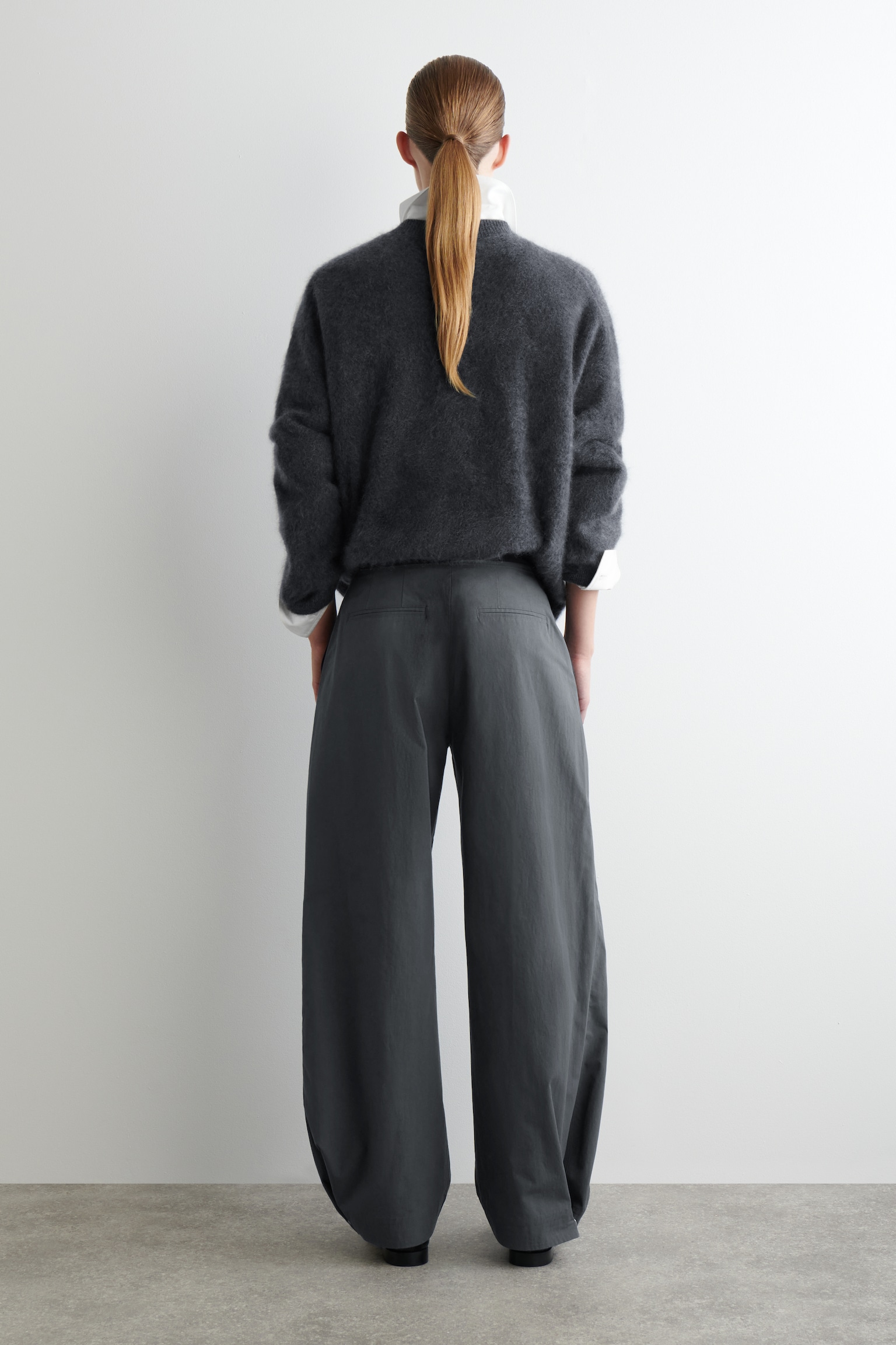PANTALON BARREL EN COTON PIMA - GRIS FONCÉ/BLEU MARINE - 3