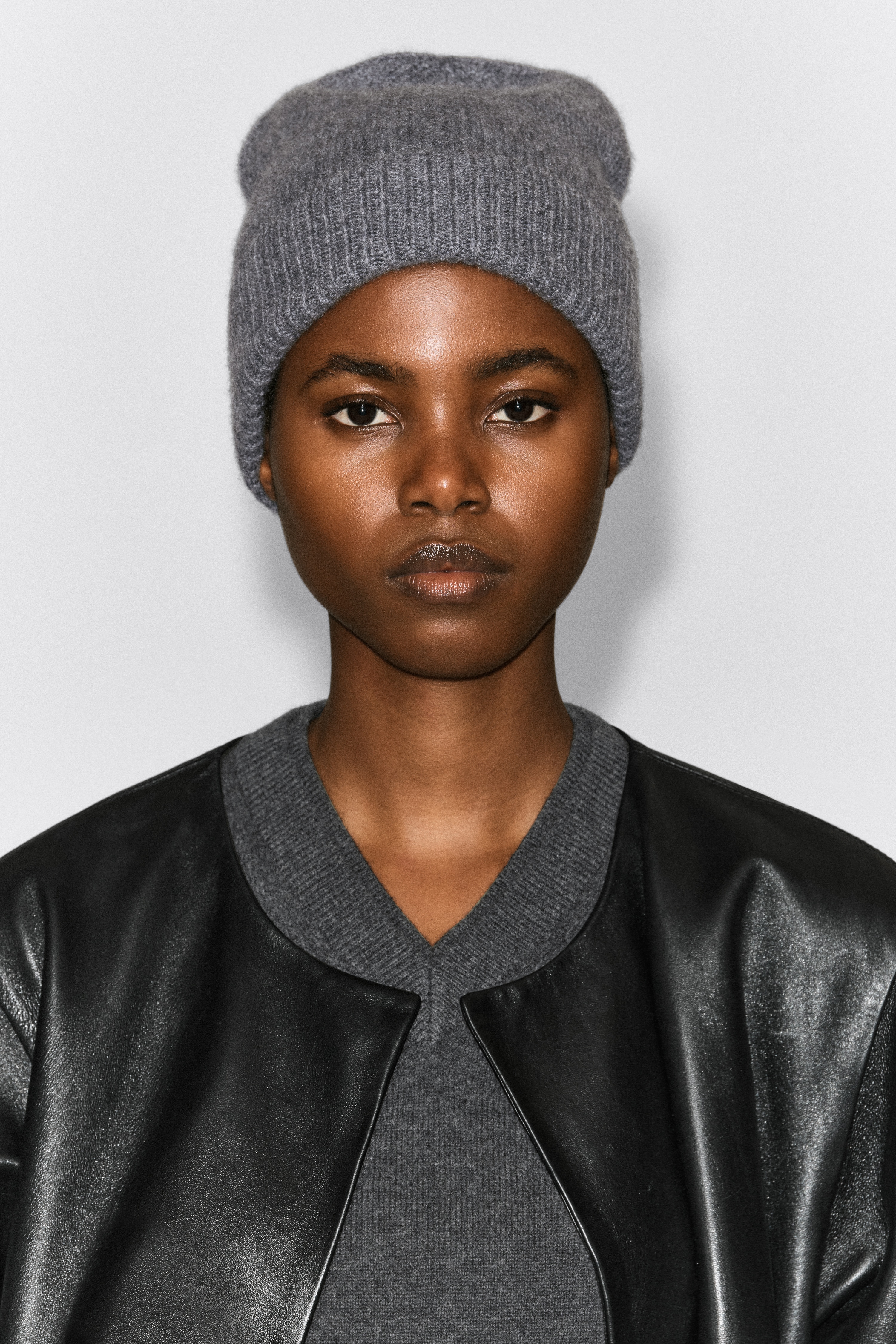 BERRETTO IN CASHMERE - GRIGIO SCURO/NERO