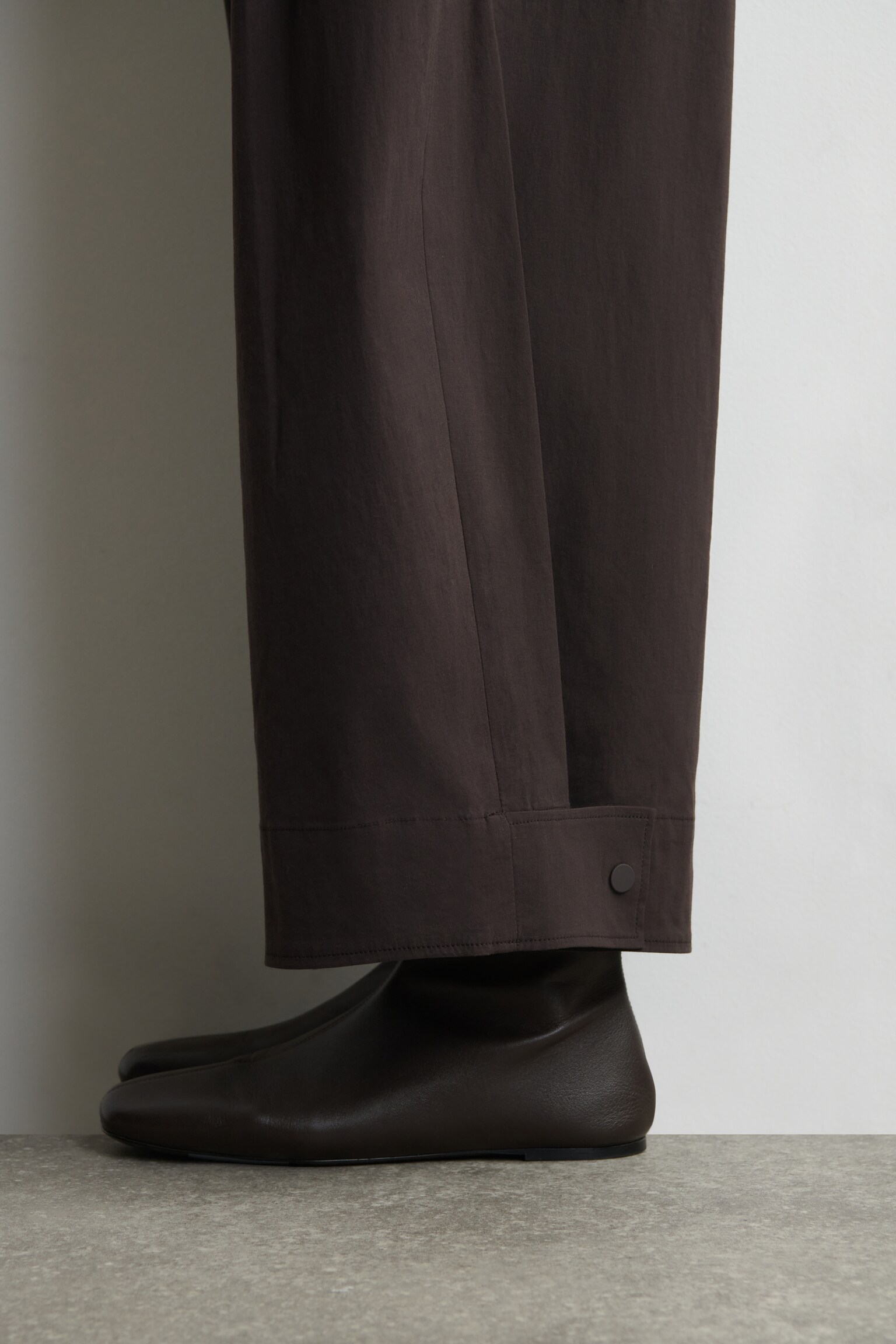 HOSE AUS BAUMWOLLE MIT BARREL-BEIN - BRAUN/BRAUN - 3