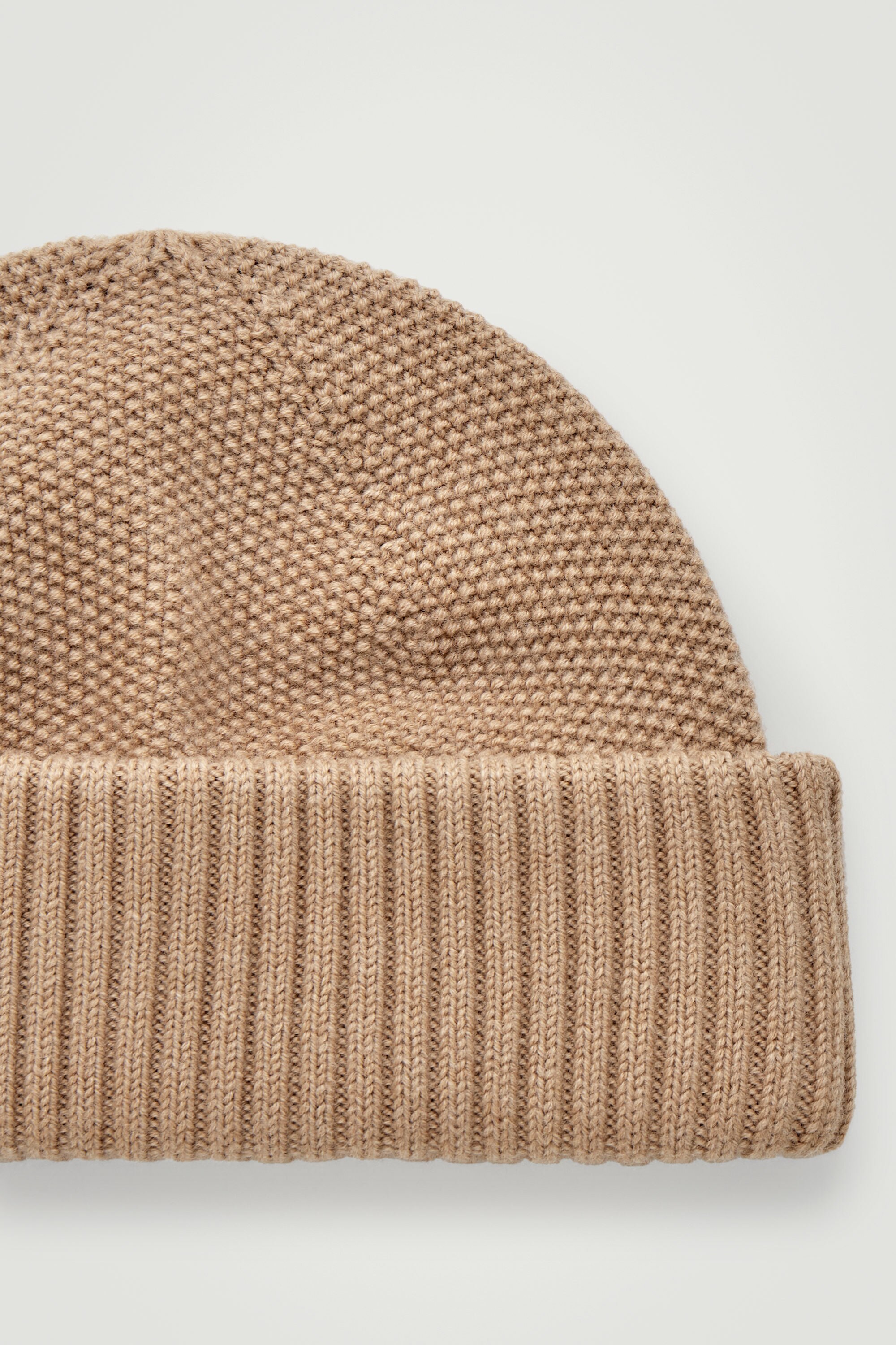 TEXTURED WOOL BEANIE - BEIGE | COS