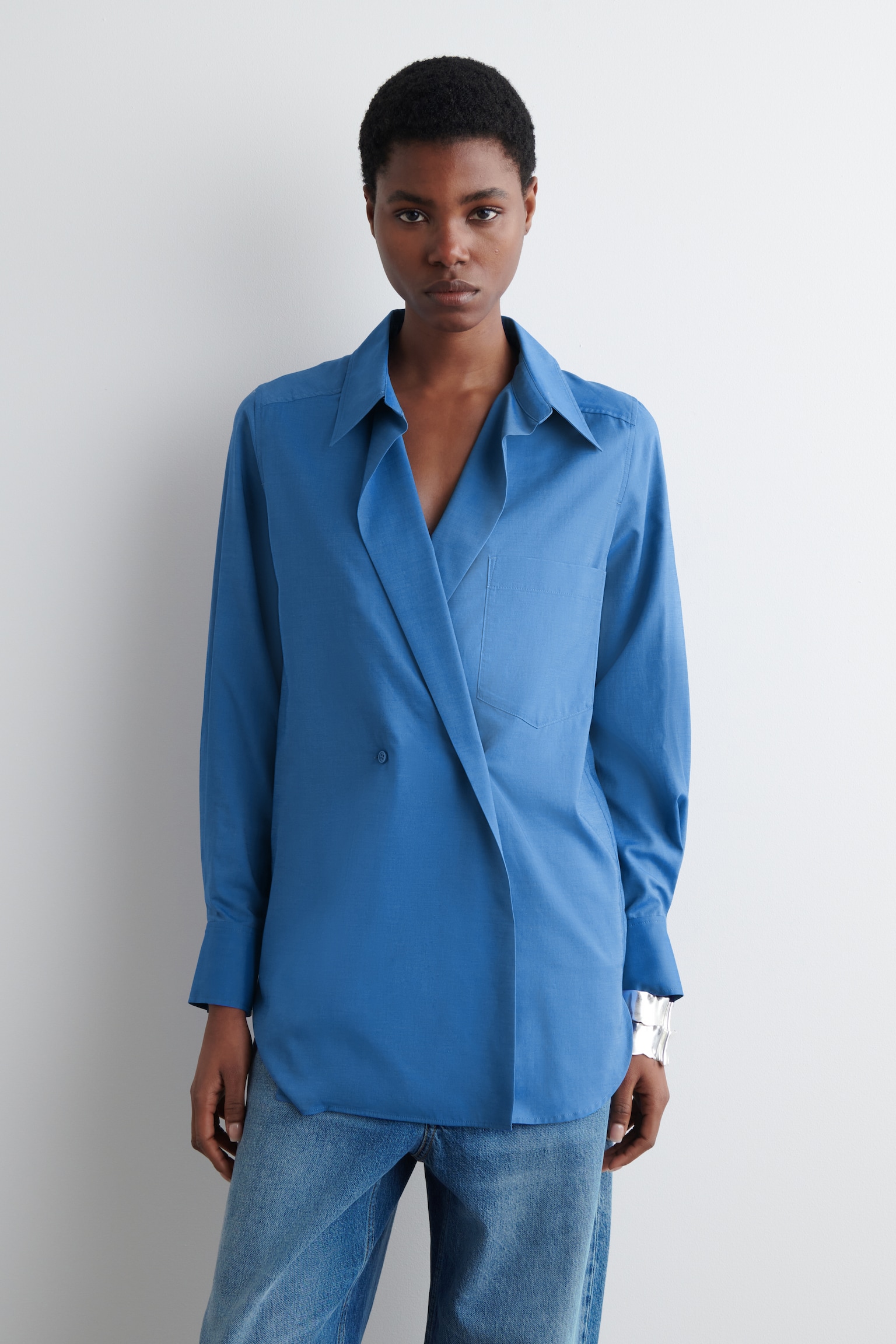 CAMISA CON BOTONADURA CRUZADA - AZUL - 5