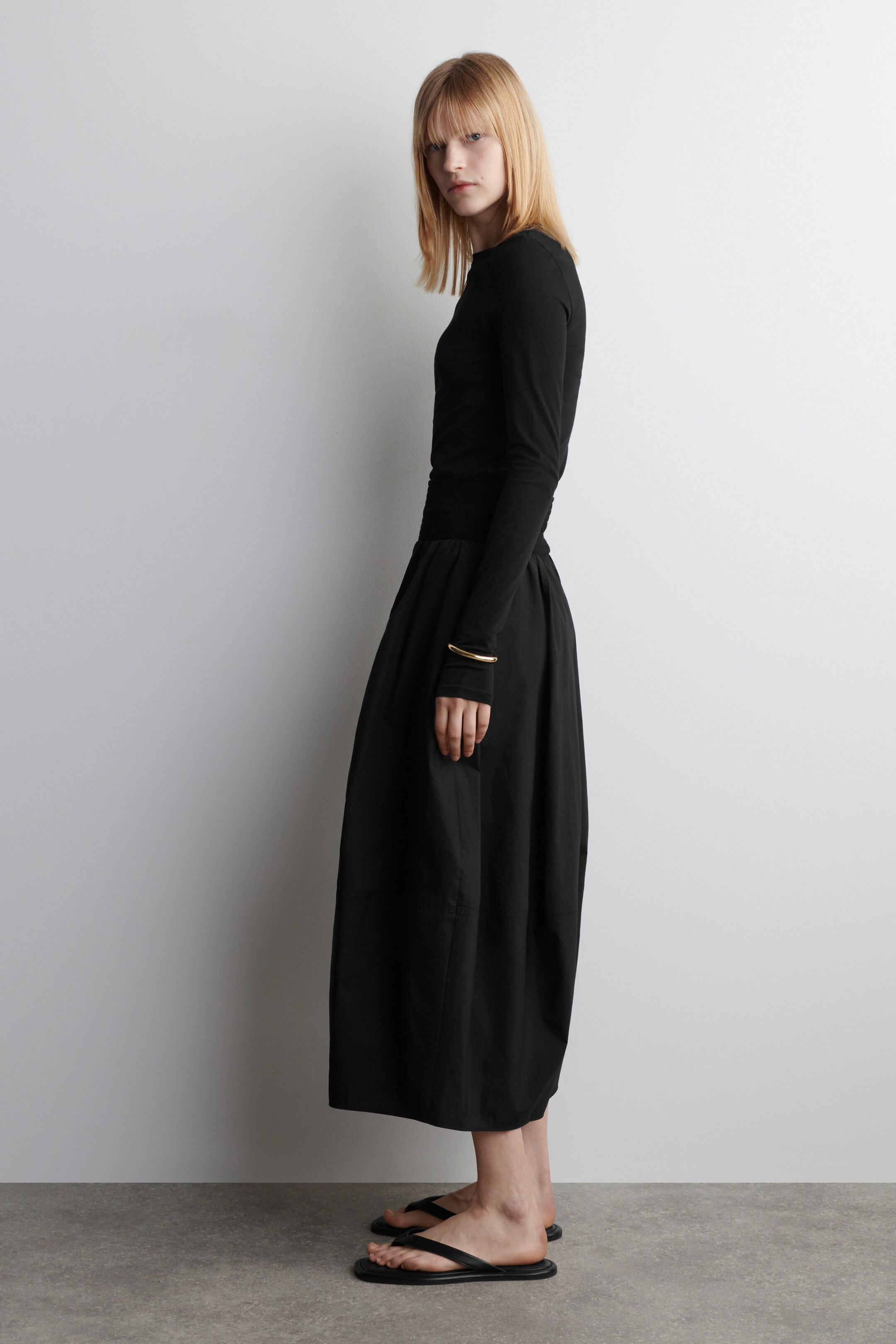 Ingrandisci l'immagine: SLIM LIGHTWEIGHT LONG-SLEEVED TOP - BLACK - DONNA | H&M CH 3