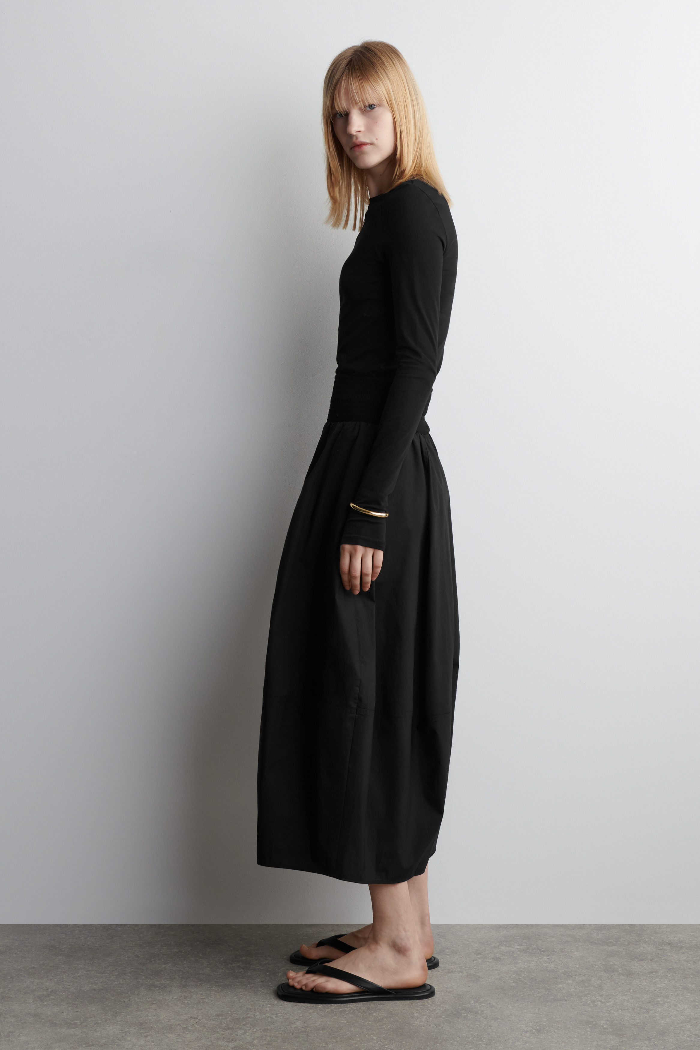 SLIM LIGHTWEIGHT LONG-SLEEVED TOP - BLACK | COS