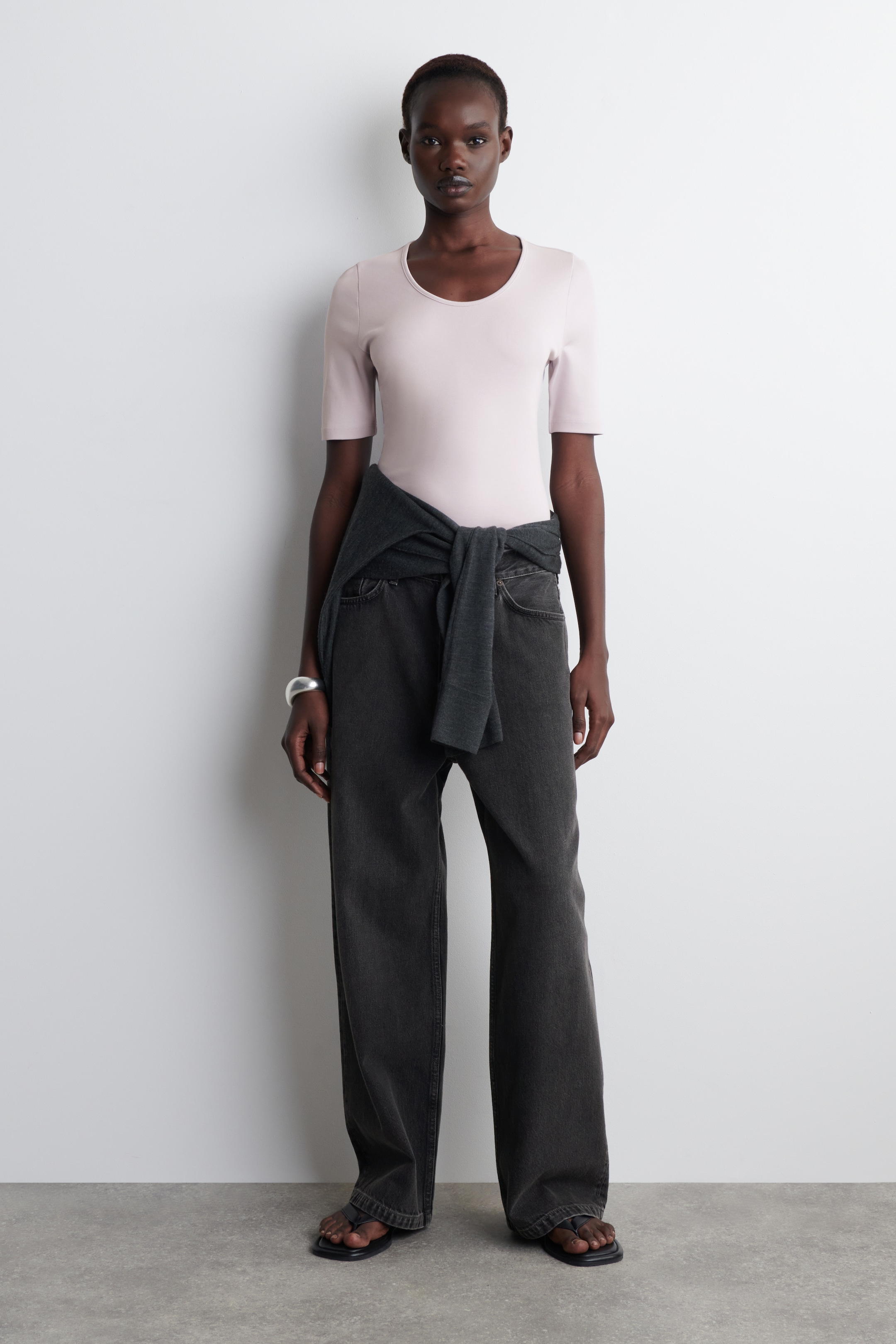 Visa större bild: FIGURNÄRA T-SHIRT I BOMULL MED DJUP HALSRINGNING - SYRENLILA - DAM | H&M SE 2