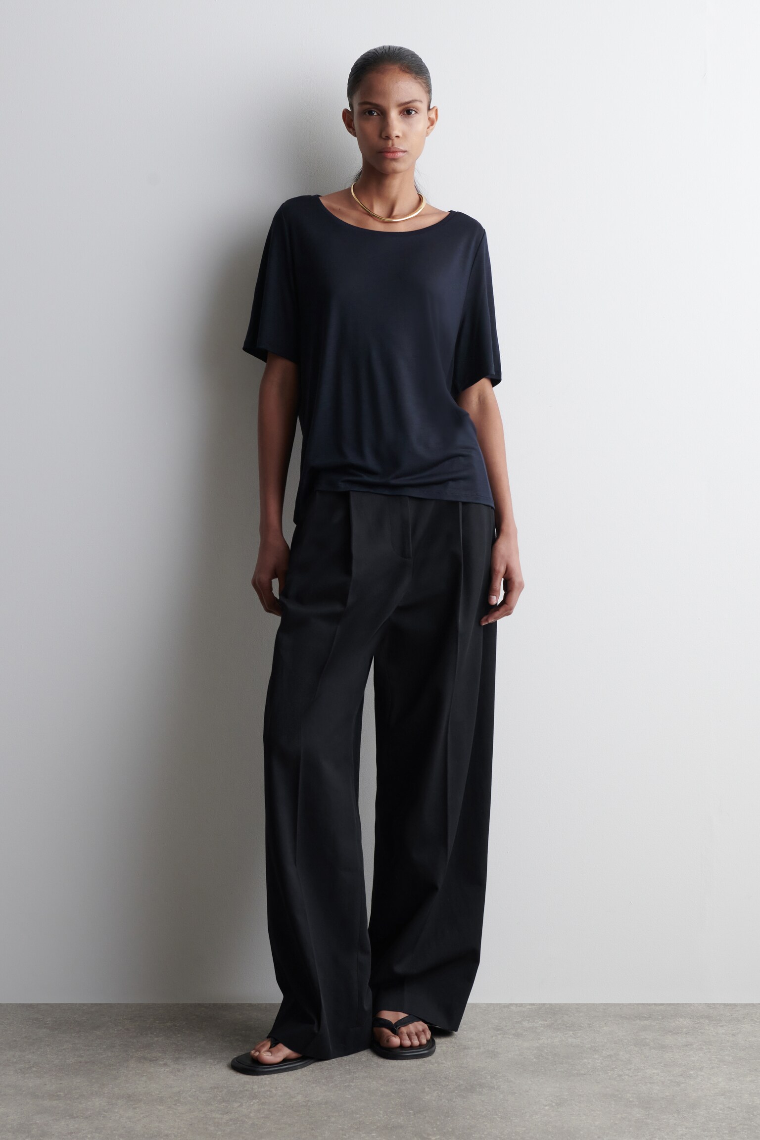 CAMISETA RELAXED FIT CON CUELLO REDONDO - AZUL MARINO/BEIGE CLARO - 5