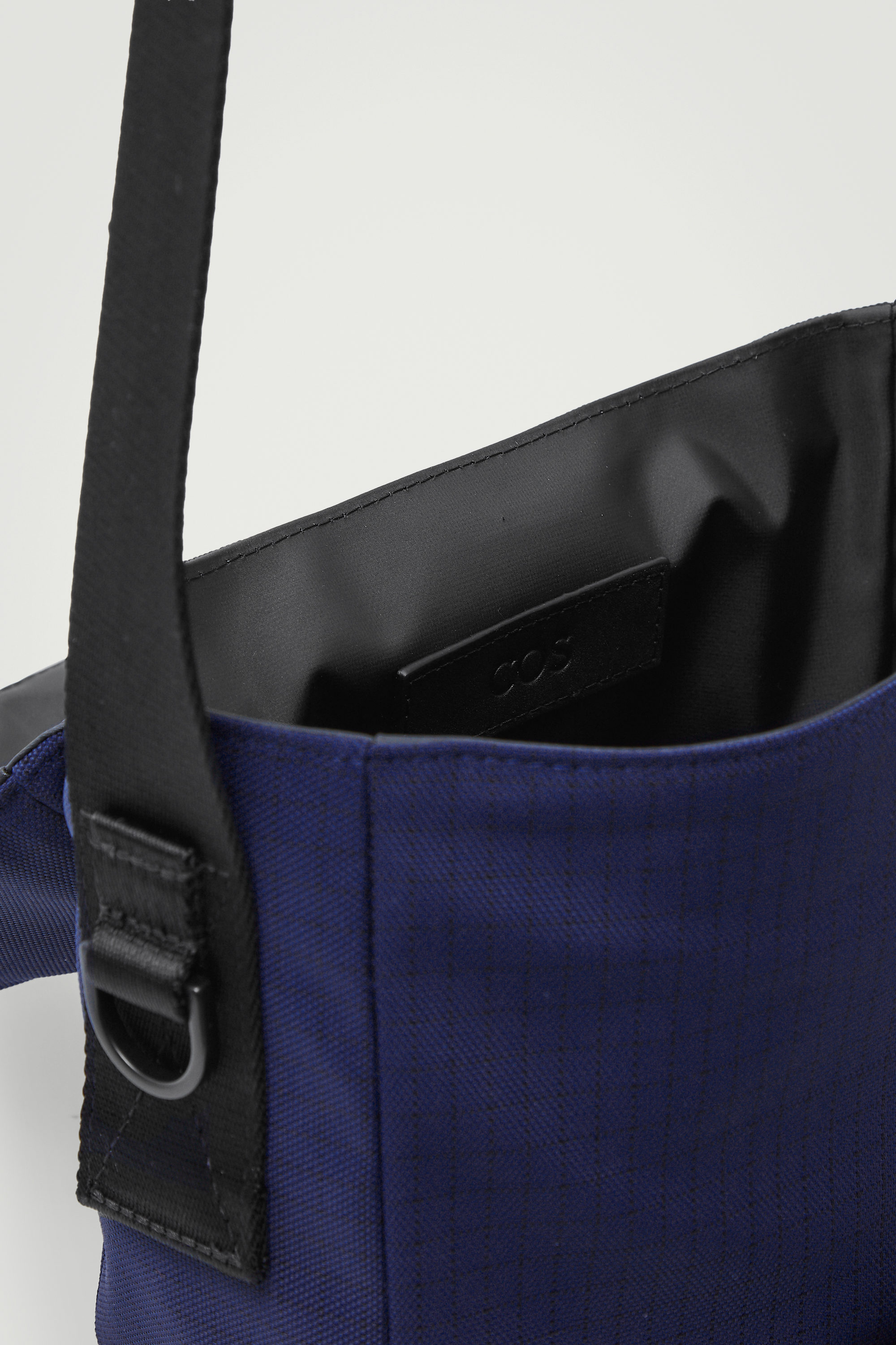 TORBA TYPU CROSSBODY Z MATERIAŁU RIPSTOP - CIEMNONIEBIESKI | COS