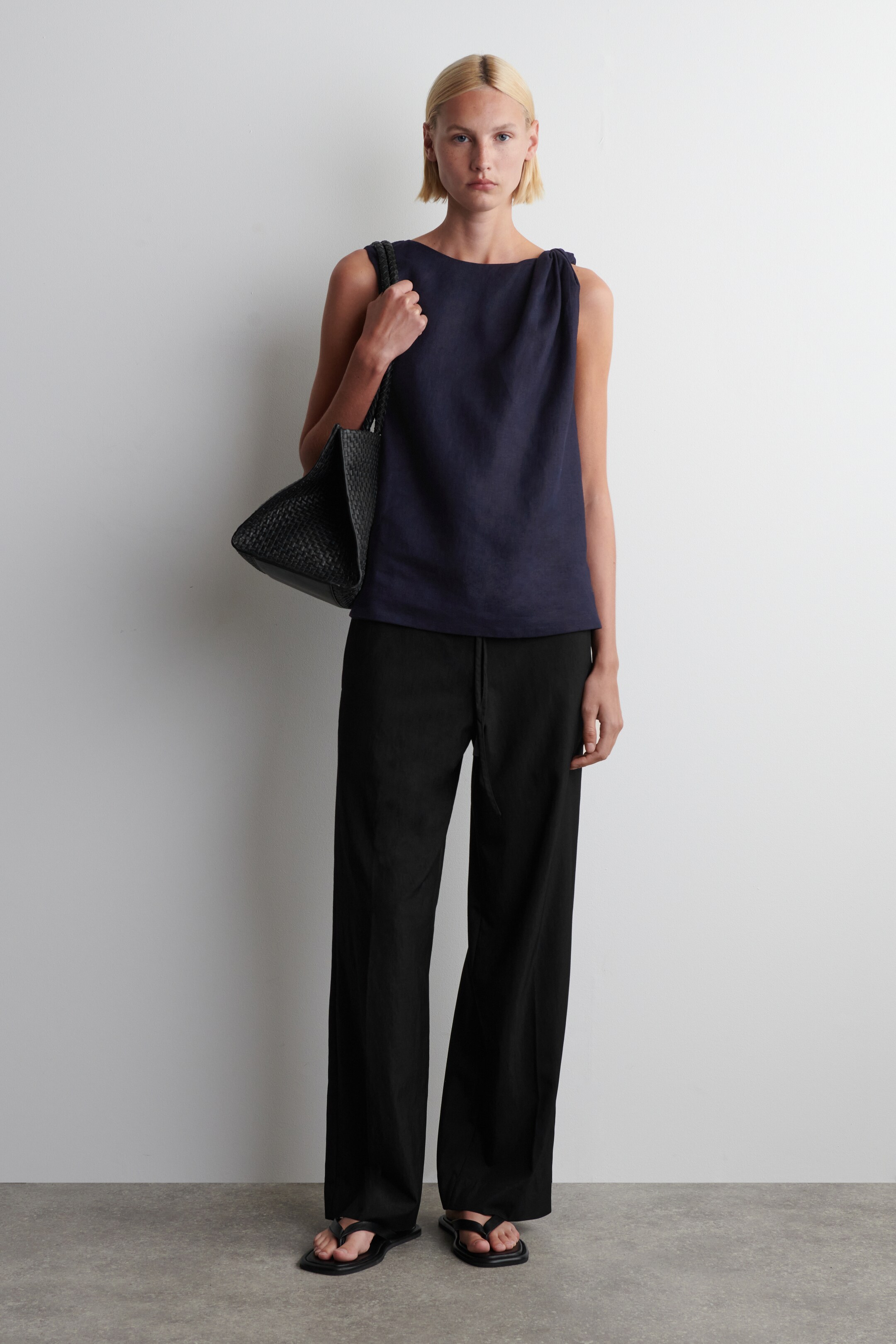 Ver imagen más grande: TOP DE LINO CON DETALLE RETORCIDO - AZUL MARINO - MUJER | H&M ES 2