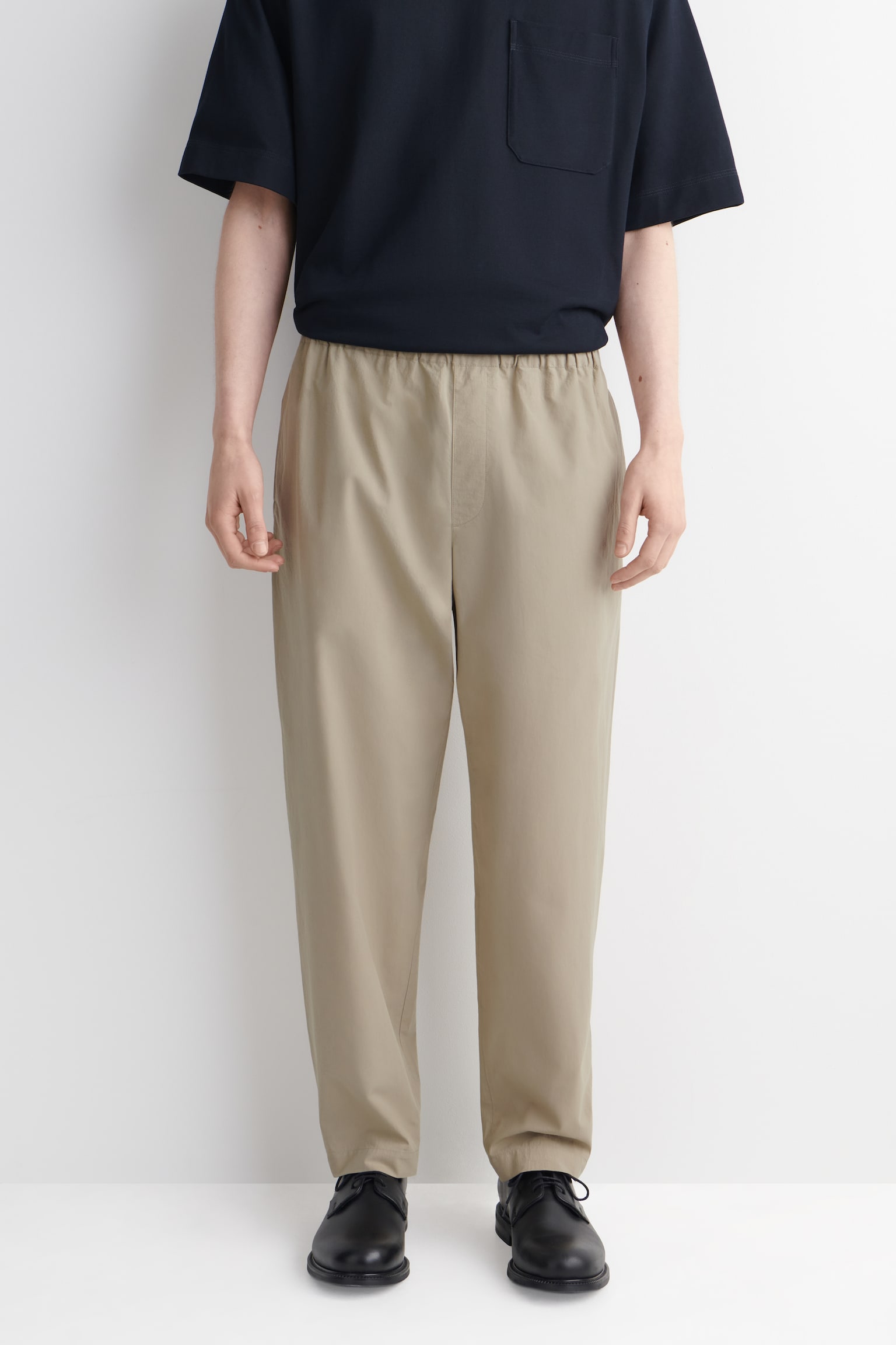 מכנסי כותנה אלסטיים עם גזרה מצומצמת - בז'/שחור - 4