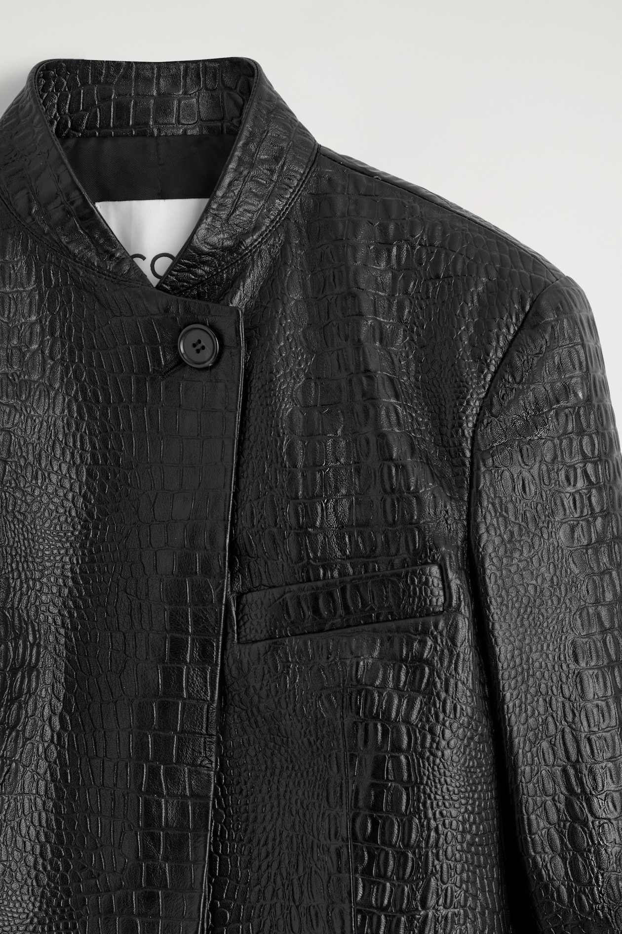 CROPPED CROC-EFFECT LEATHER BLAZER — BLACK