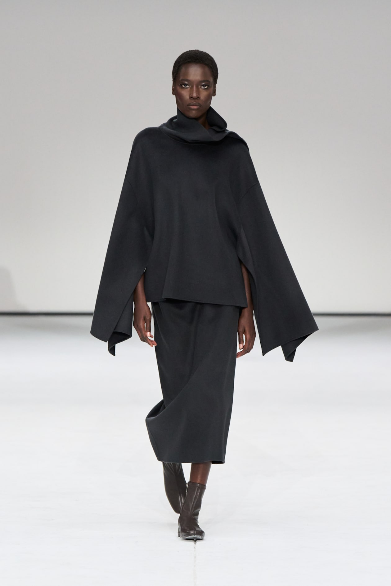 DOUBLE-FACED WOOL CAPE