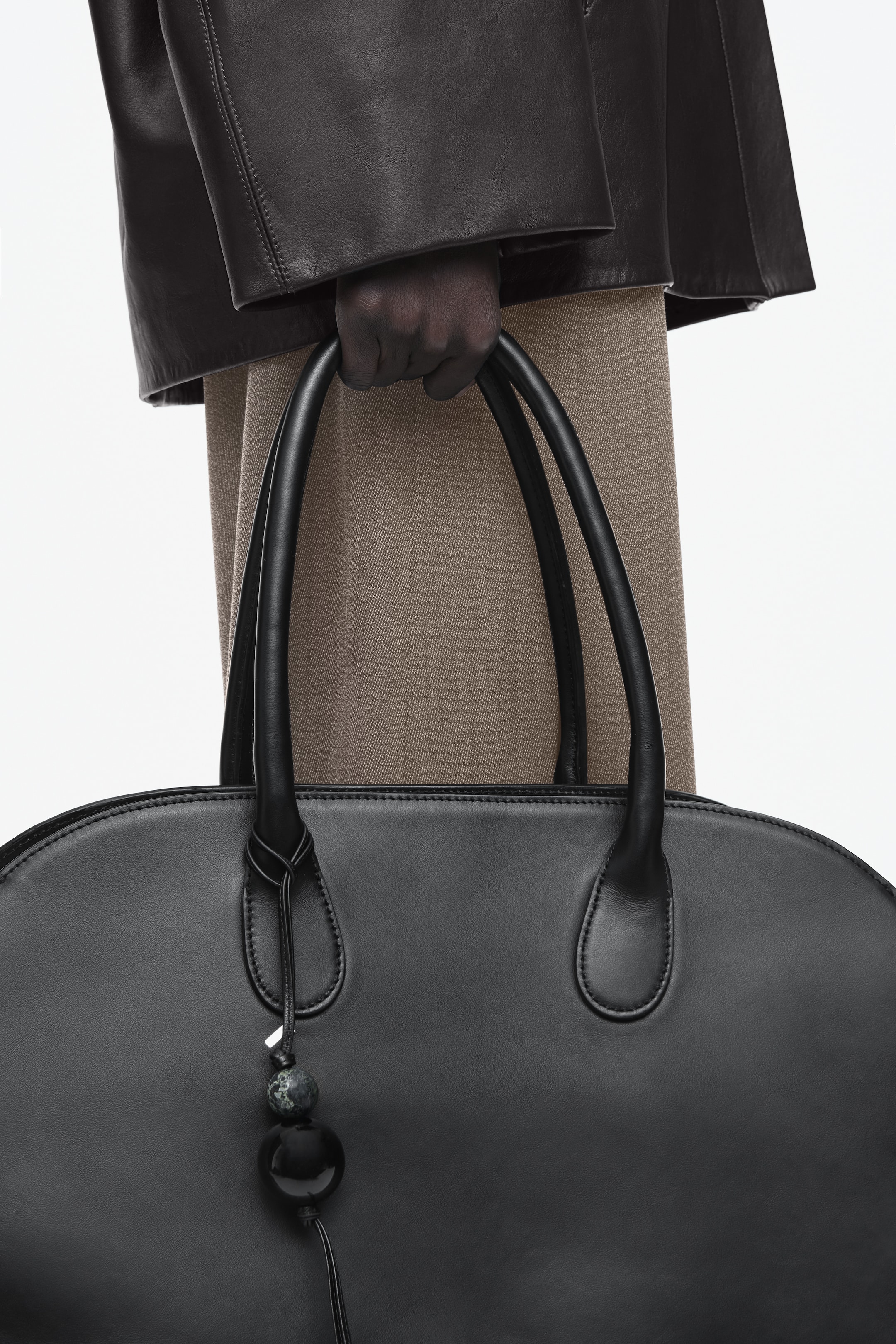 Grotere afbeelding bekijken: BEADED LEATHER BAG CHARM - BLACK - DAMES | H&M NL 1