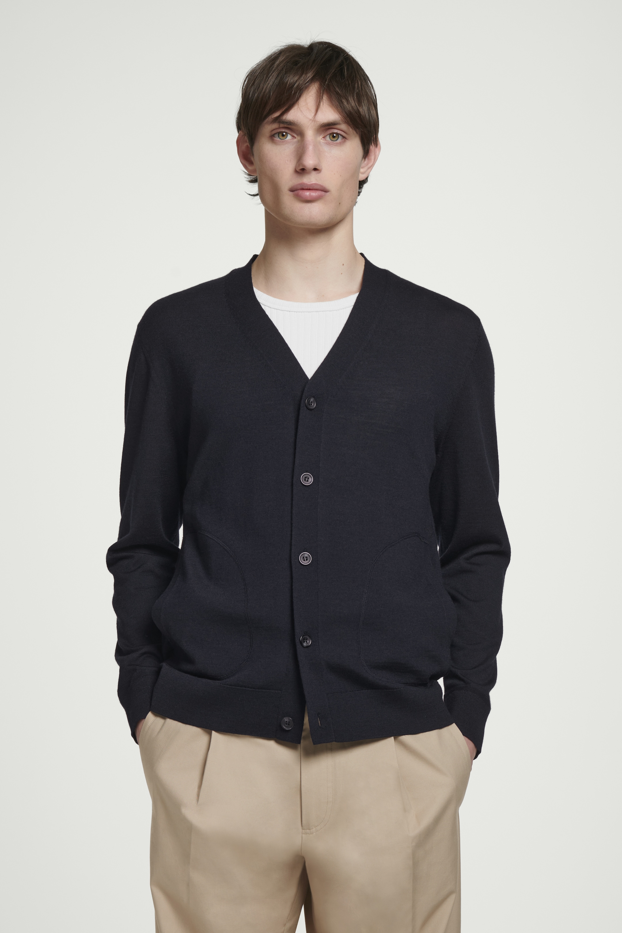 Größeres Bild anzeigen: STRICKJACKE AUS MERINOWOLLE MIT V-AUSSCHNITT - NAVYBLAU - Men | H&M AT 1