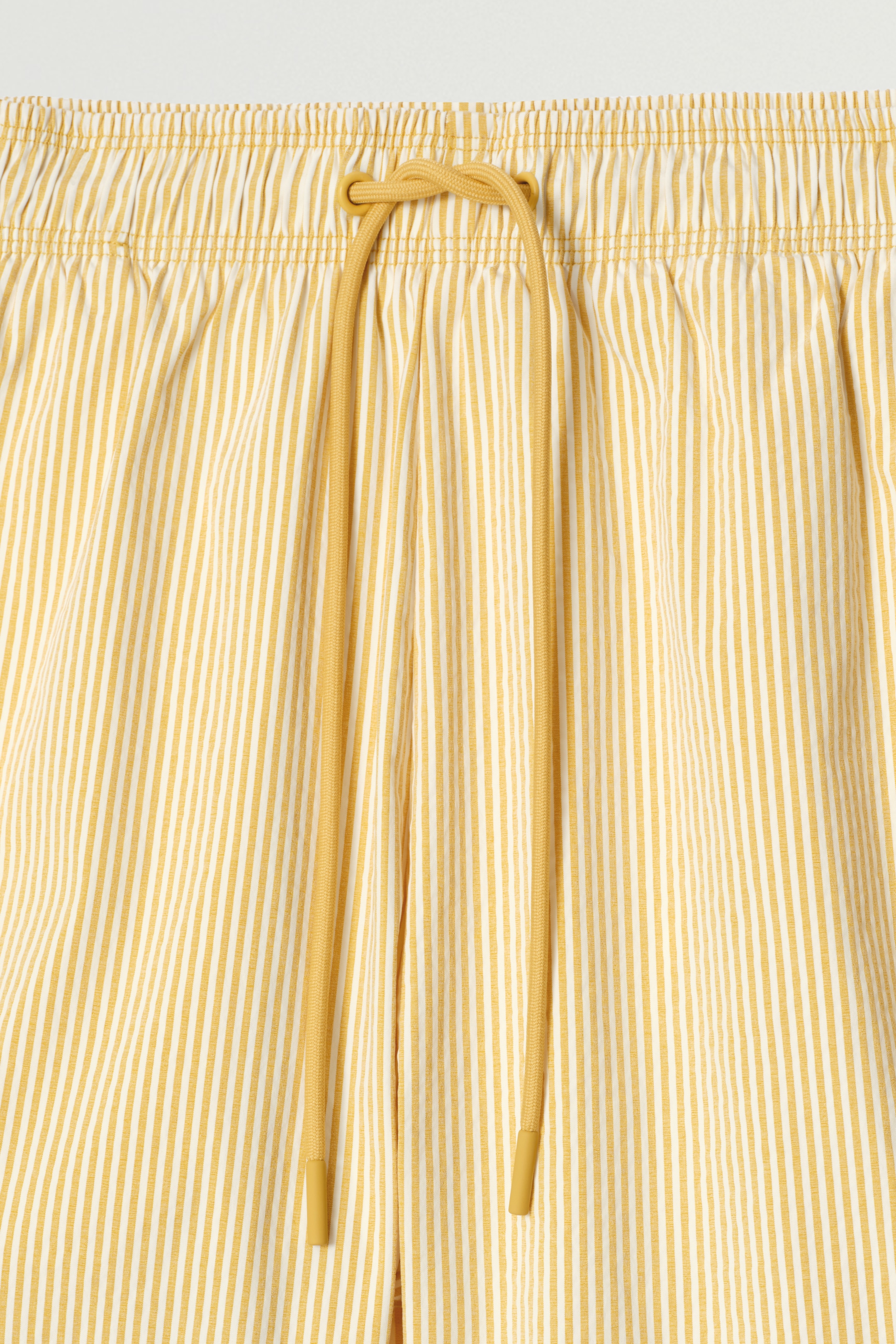 Agrandir l'image: SHORT DE BAIN EN CRÊPE RAYÉ - JAUNE / RAYÉ - HOMME | H&M CH 5