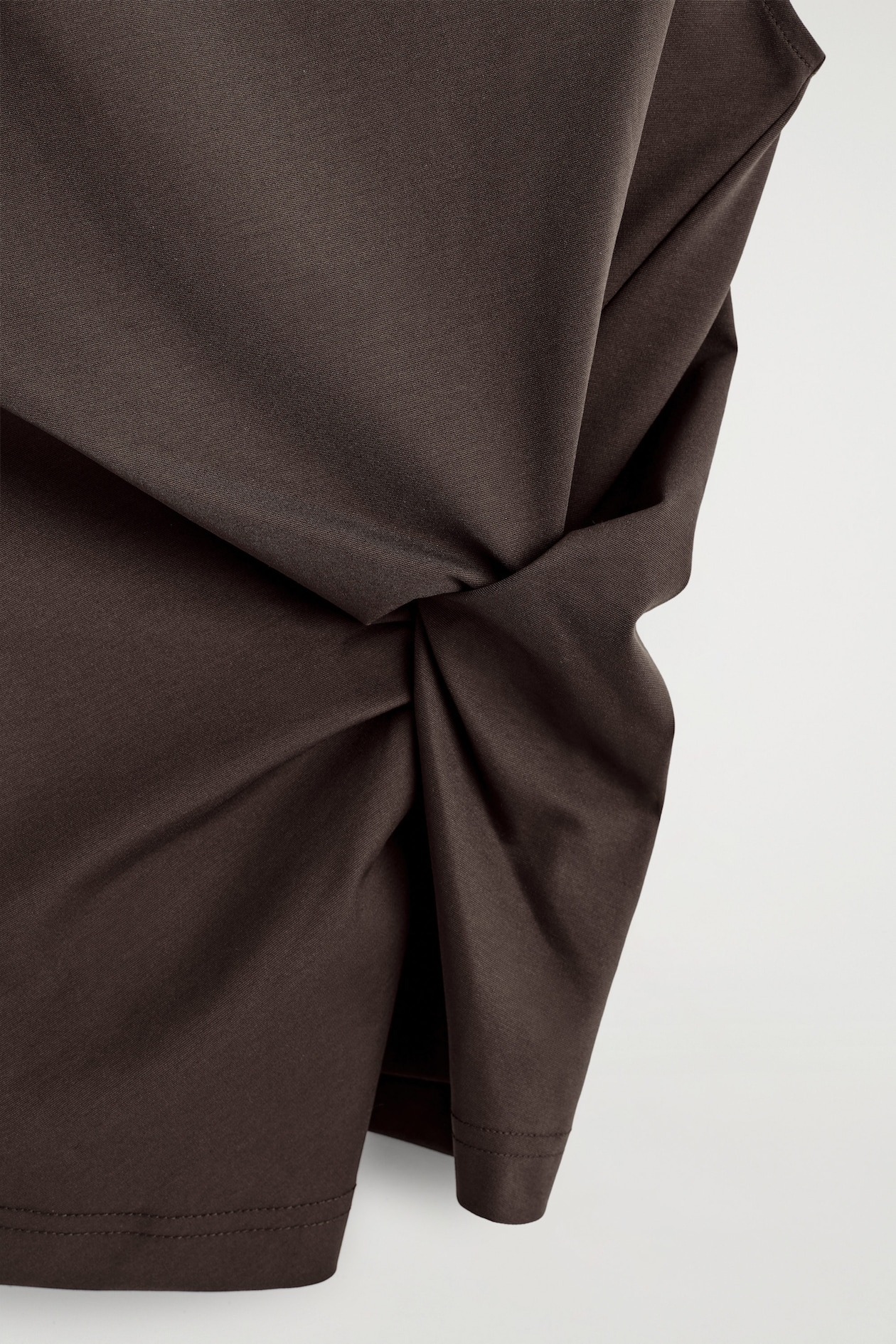 TWIST-DETAIL JERSEY TOP — DARK BROWN