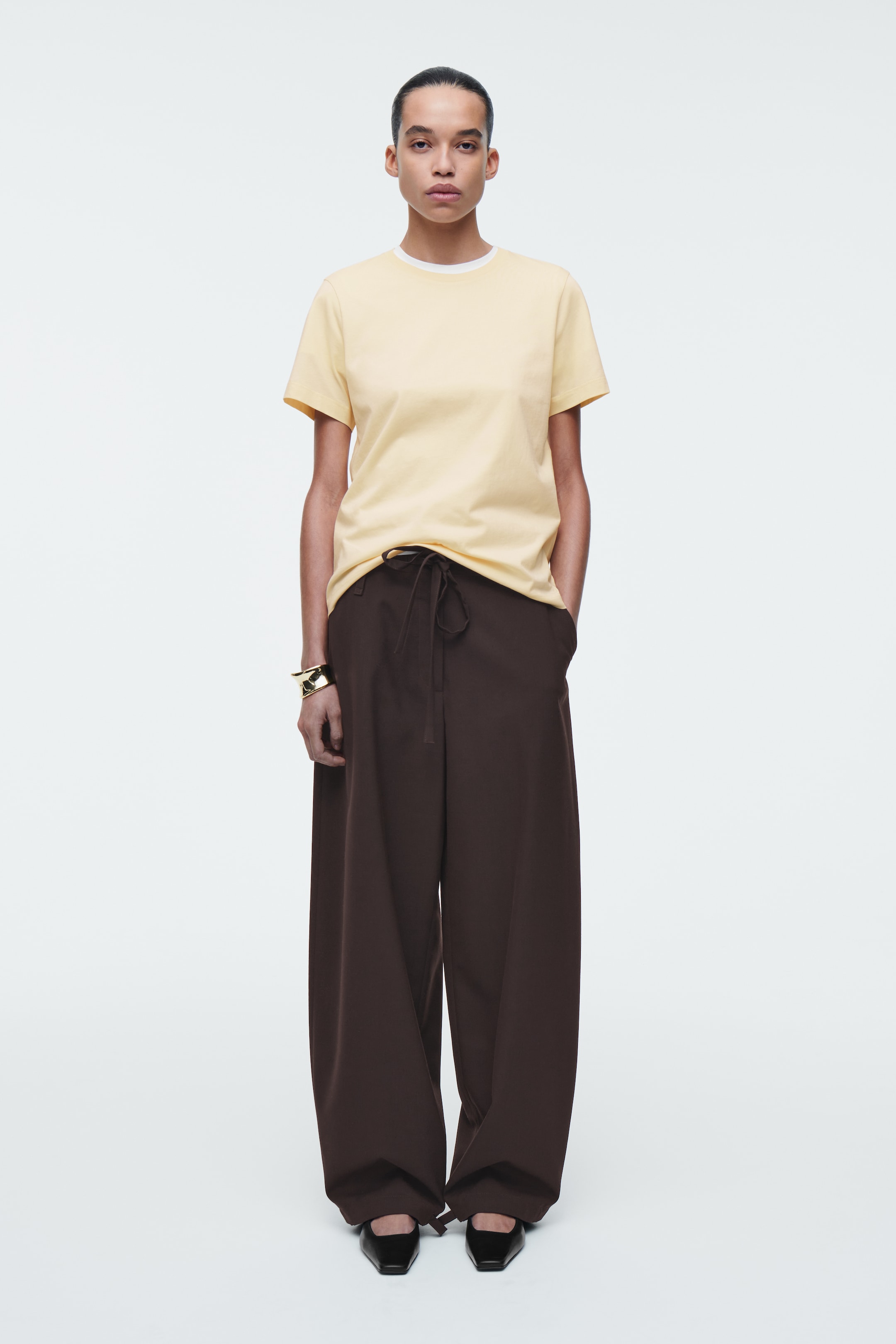 Se større billede: T-SHIRT I BOMULD MED CREWNECK - LYSEGUL - DAME | H&M DK 2