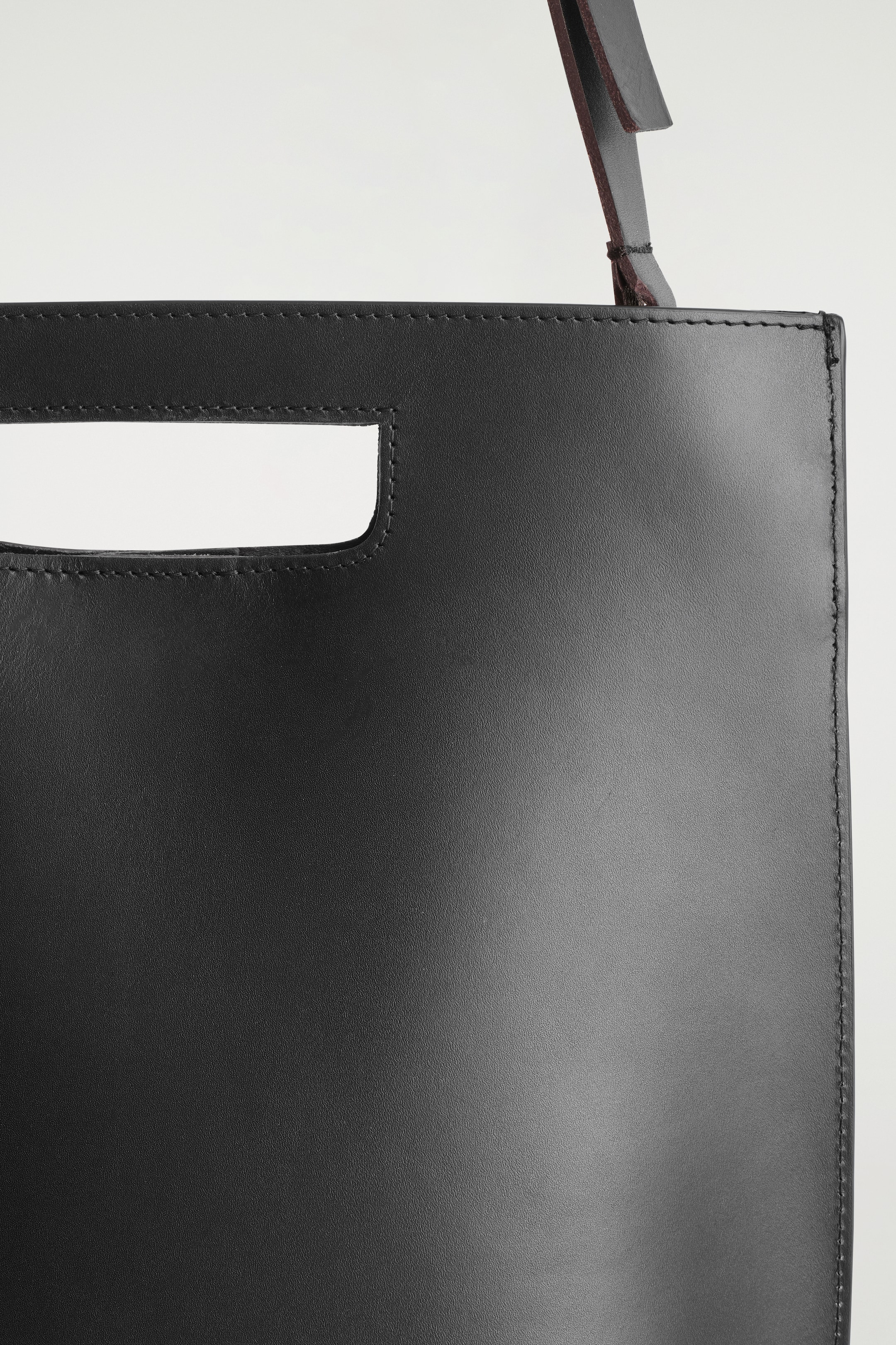 Grösseres Bild ansehen: FOLIO TASCHE - LEDER - SCHWARZ - DAMEN | H&M CH 5