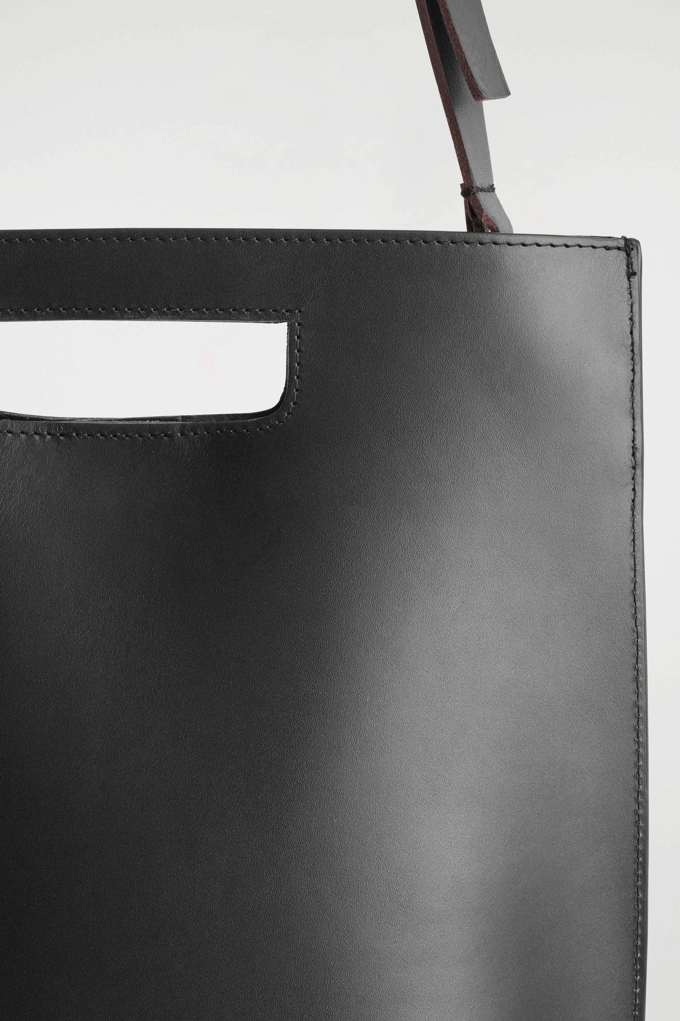 FOLIO BAG - LEATHER - BLACK | COS