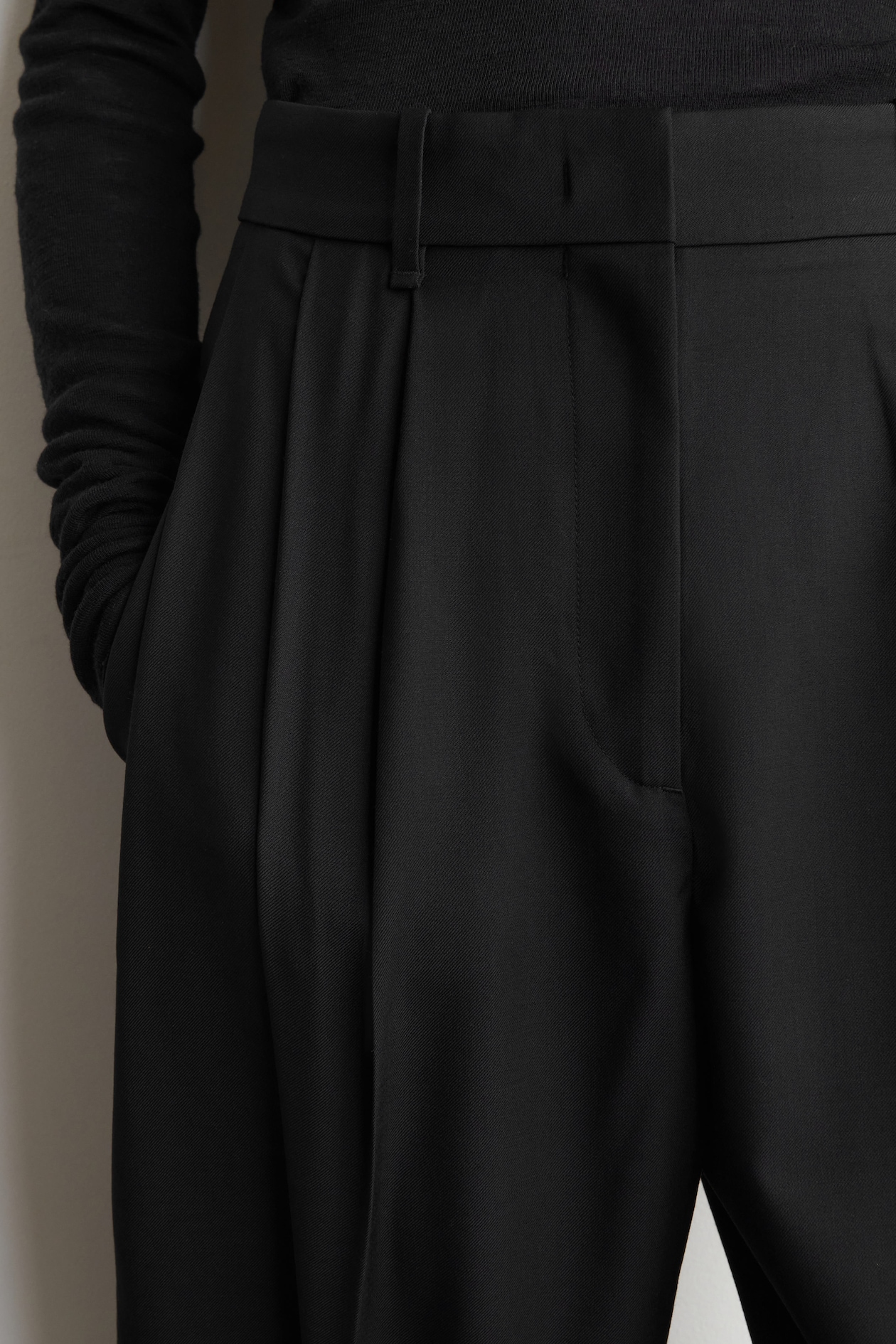 PLEATED WOOL-BLEND TULIP TROUSERS — BLACK