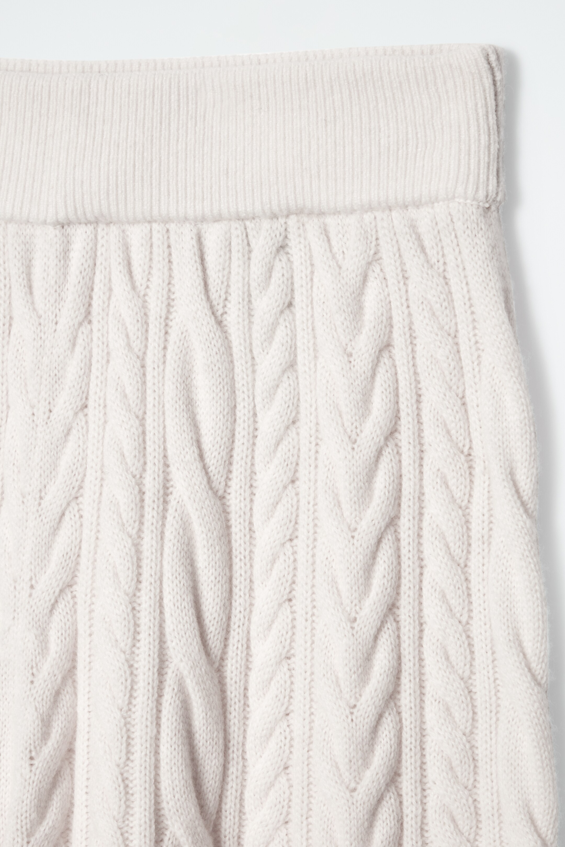 Visa större bild: KABELSTICKADE ULLBYXOR - GRÄDDVIT - DAM | H&M SE 7