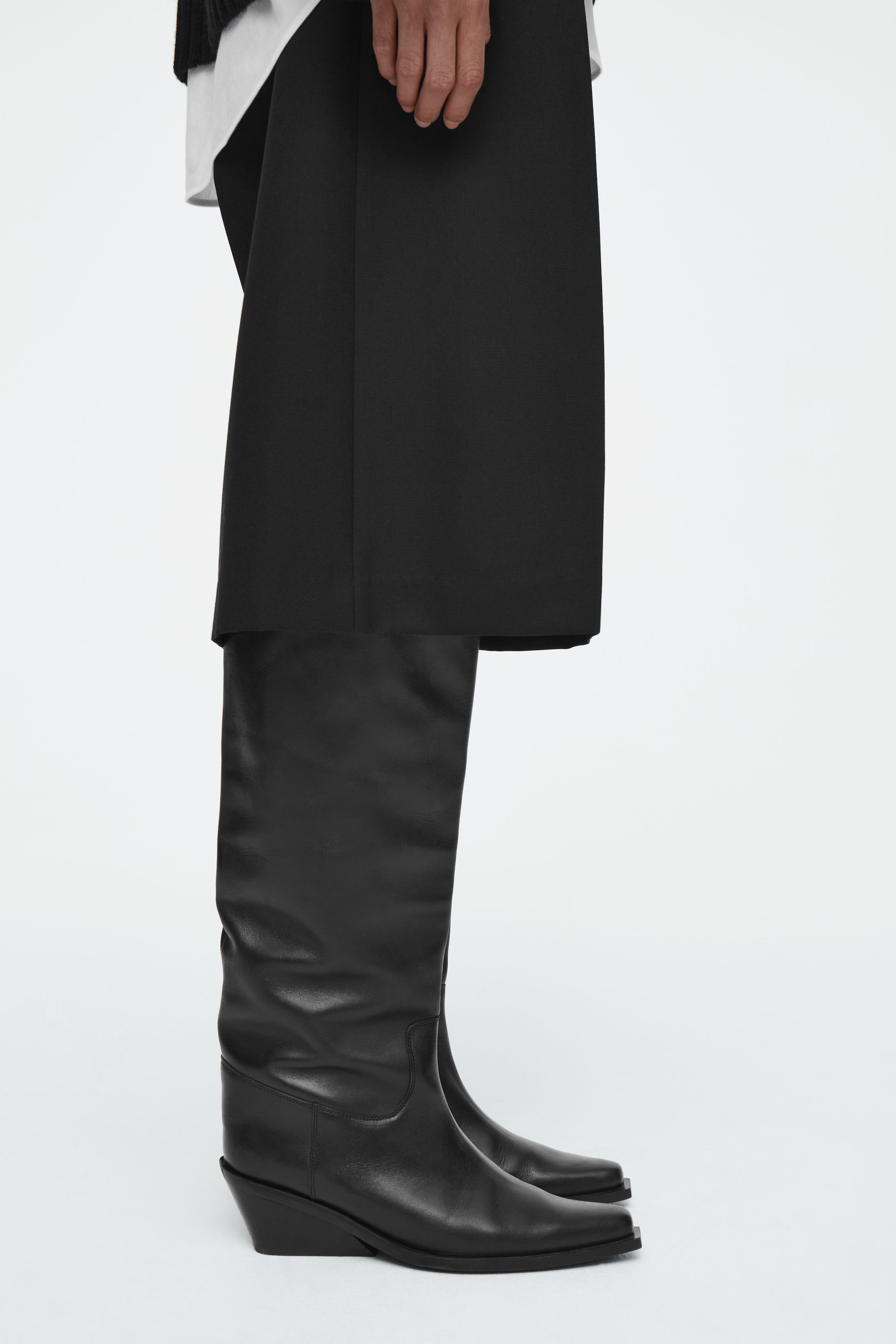 KNEE-HIGH LEATHER COWBOY BOOTS