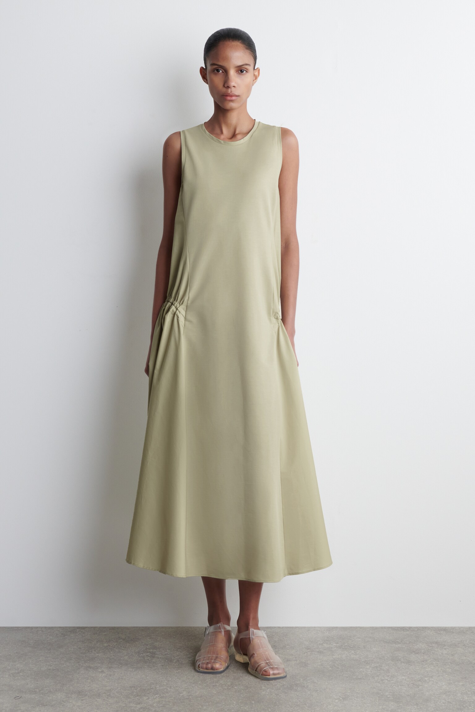 MIDIKLEID MIT SEITLICHEN RAFFUNGEN - PISTAZIENGRÜN/SCHWARZ