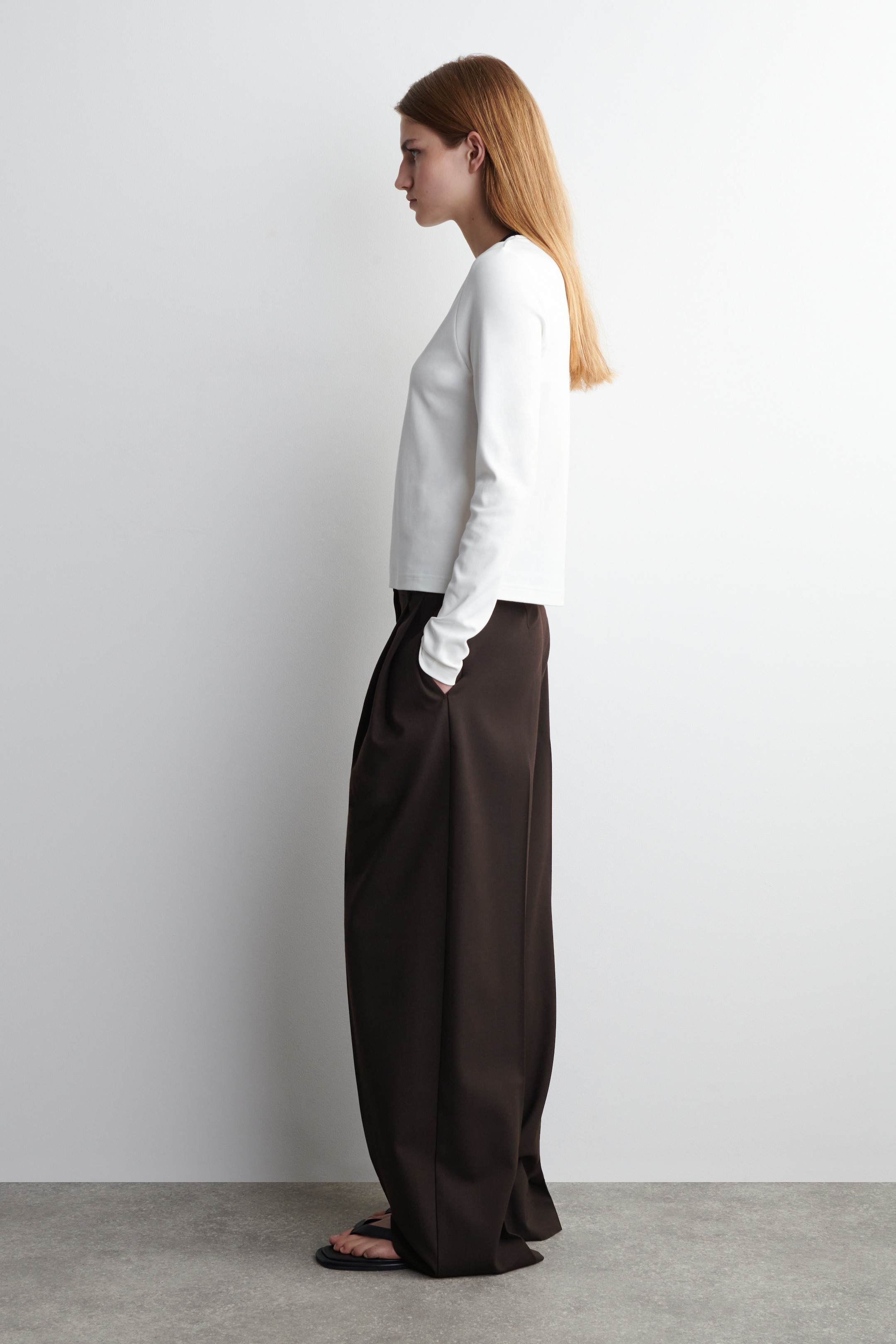 Visualizza immagine più grande: T-SHIRT LINEARE A MANICHE LUNGHE TAGLIO REGOLARE - BIANCO / MARRONE - DONNA | H&M IT 4