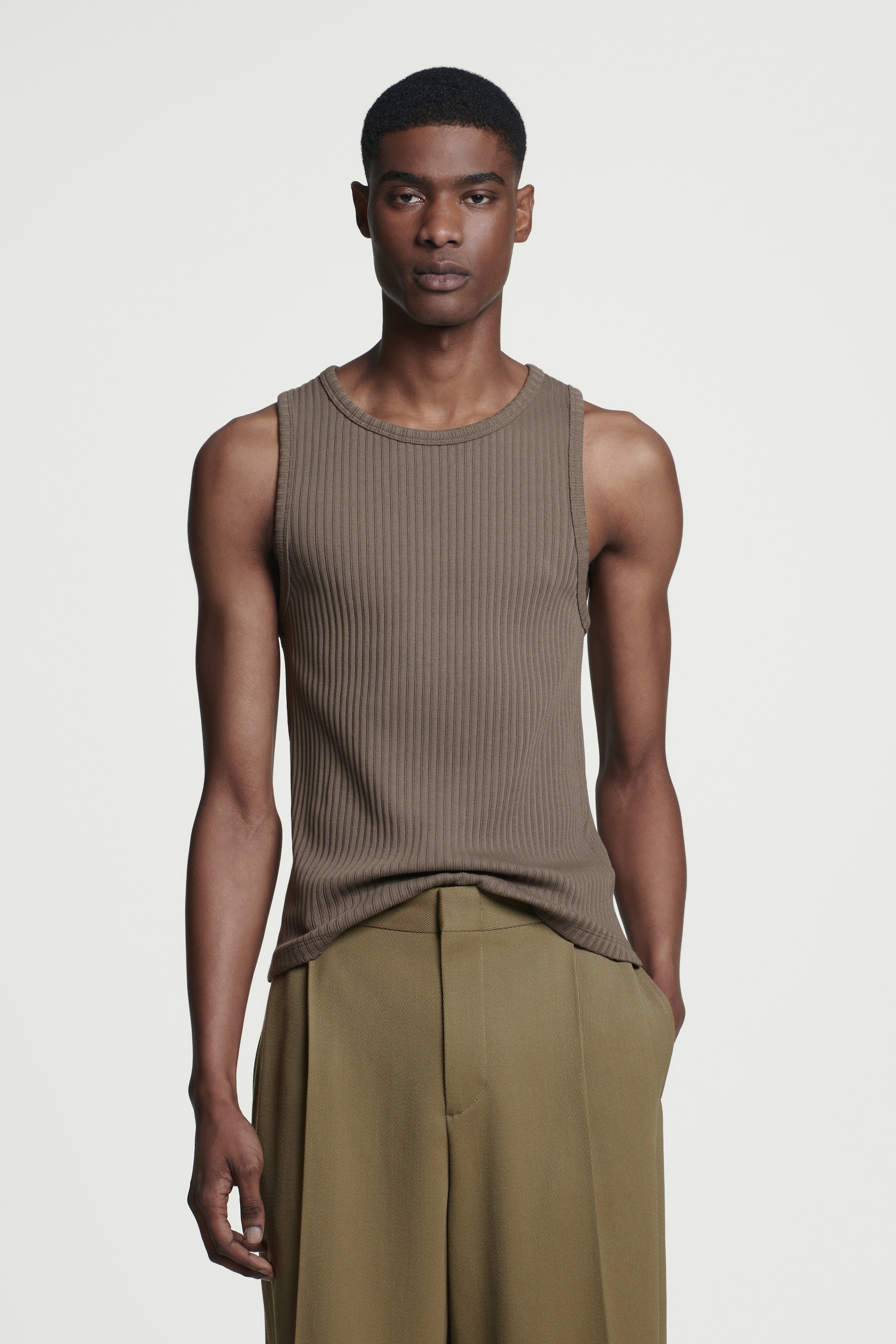 Grösseres Bild ansehen: SCHMALES TANKTOP AUS BAUMWOLLE - MAULWURFSBRAUN - HERREN | H&M CH 1