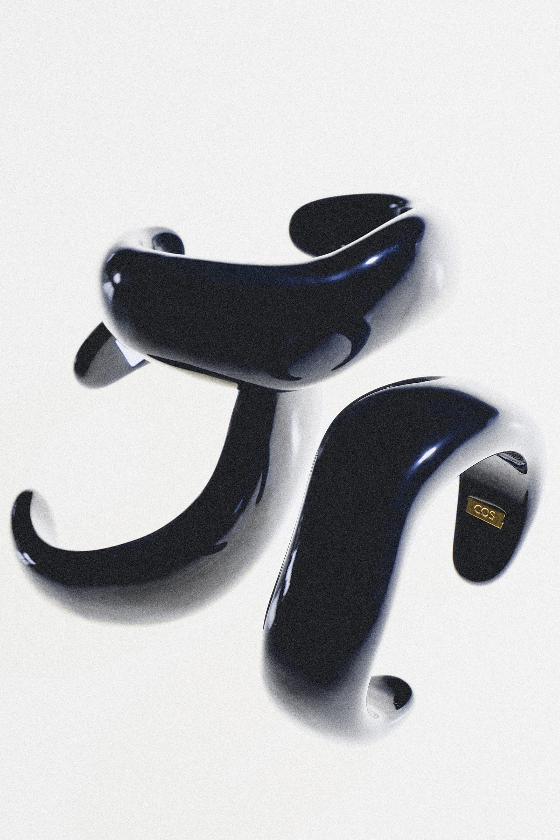 CHUNKY CURVED BANGLE
