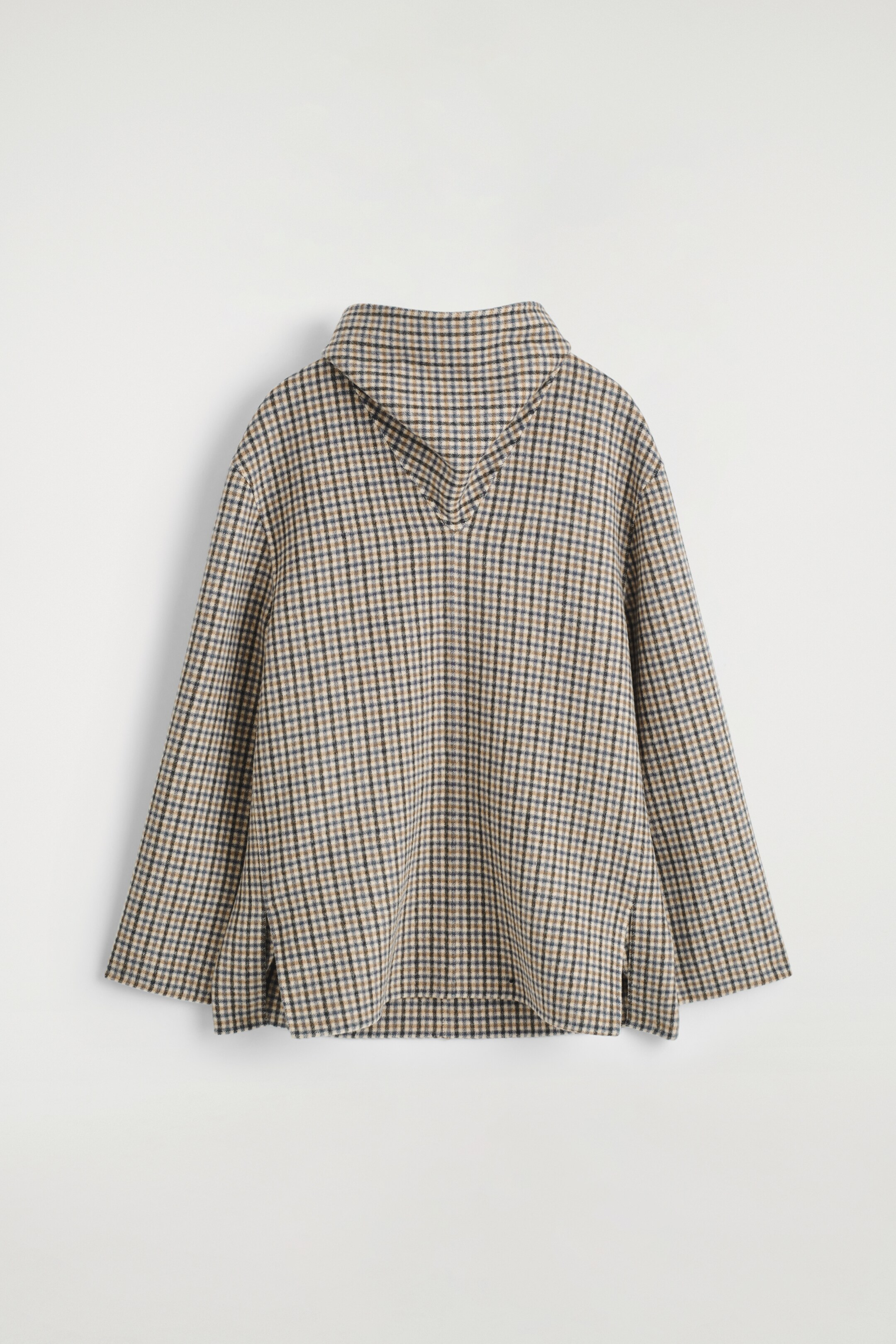 Ver imagen más grande: Una vista frontal de una blusa de corte holgado, estampada con microcuadros en marrón, azul y beige, presenta un cuello ancho y alto que se despliega en un escote en forma de V.