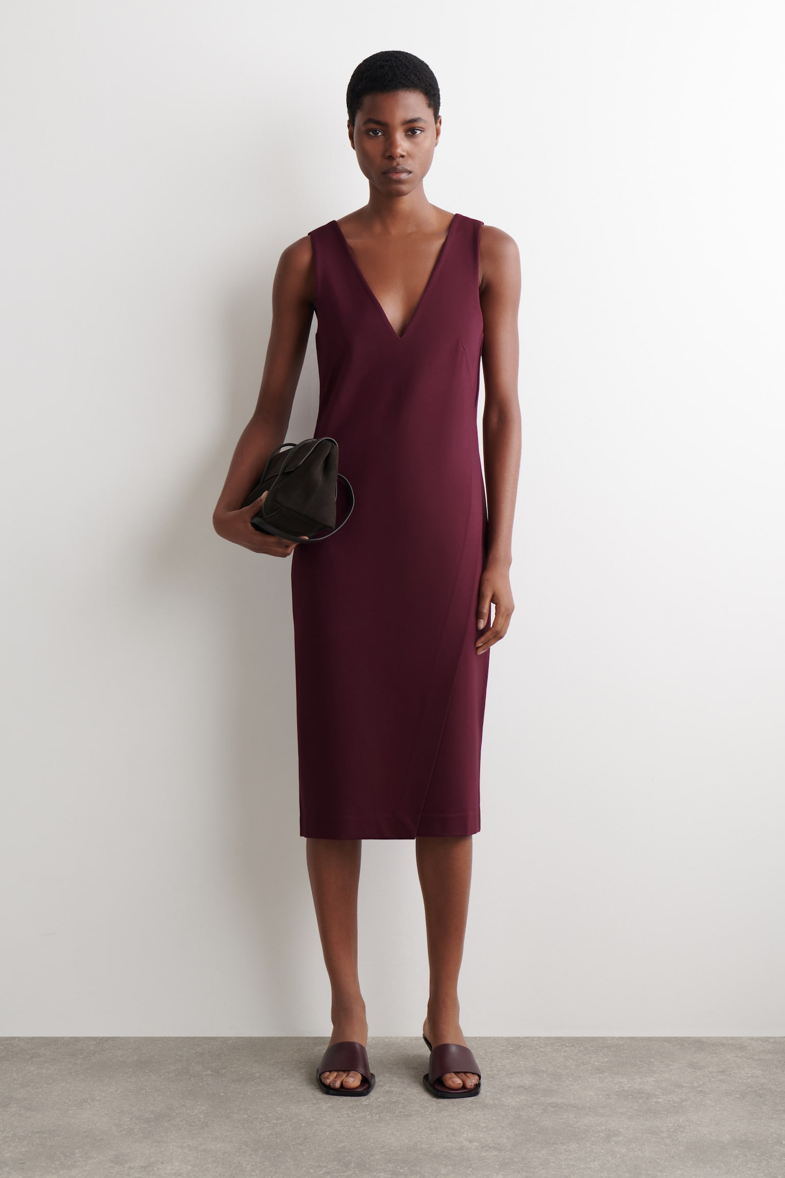 ROBE MIDI PORTEFEUILLE À ENCOLURE EN V - ROUGE PROFOND/NOIR - 1