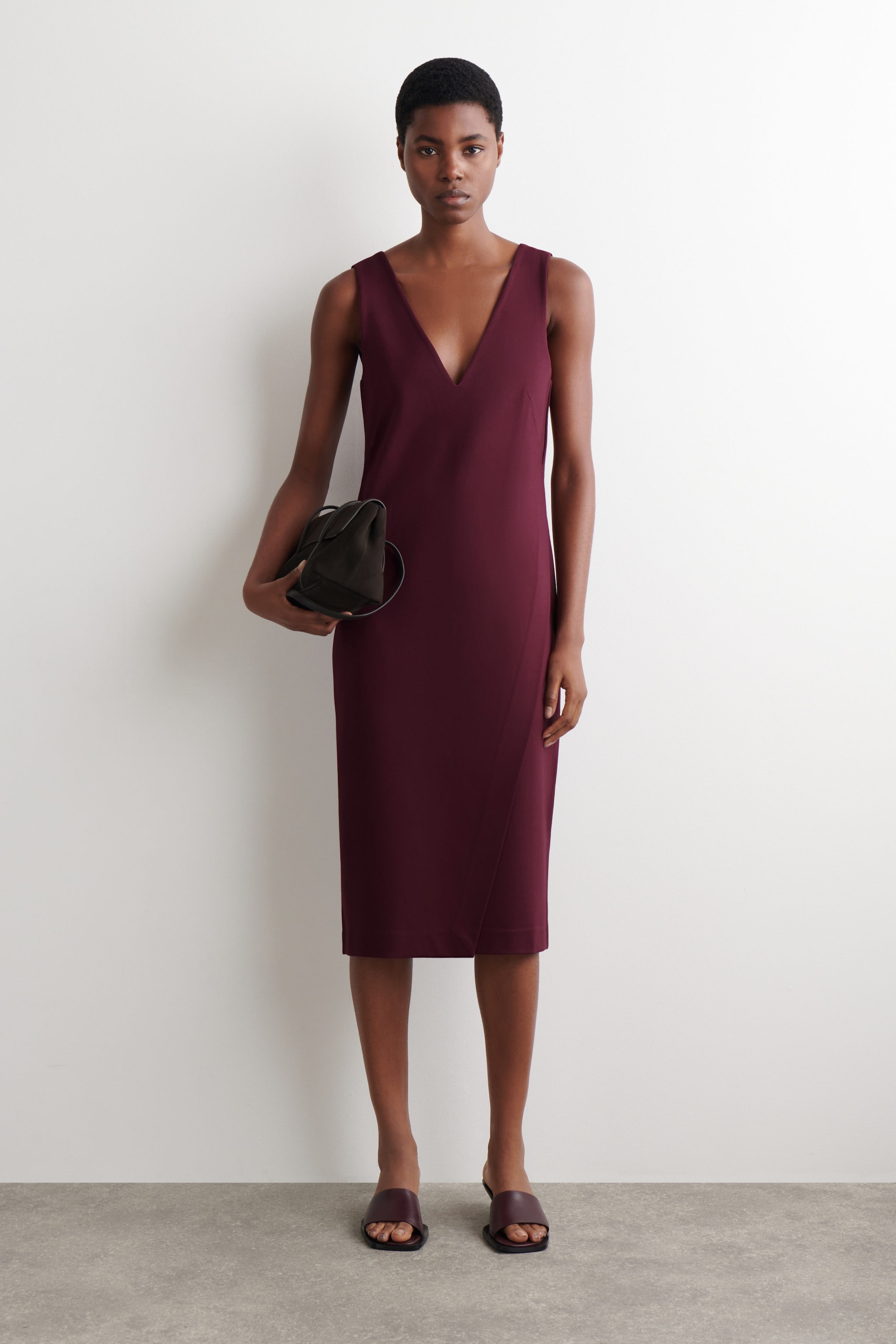 V-RINGAD MIDIKLÄNNING I OMLOTTDESIGN