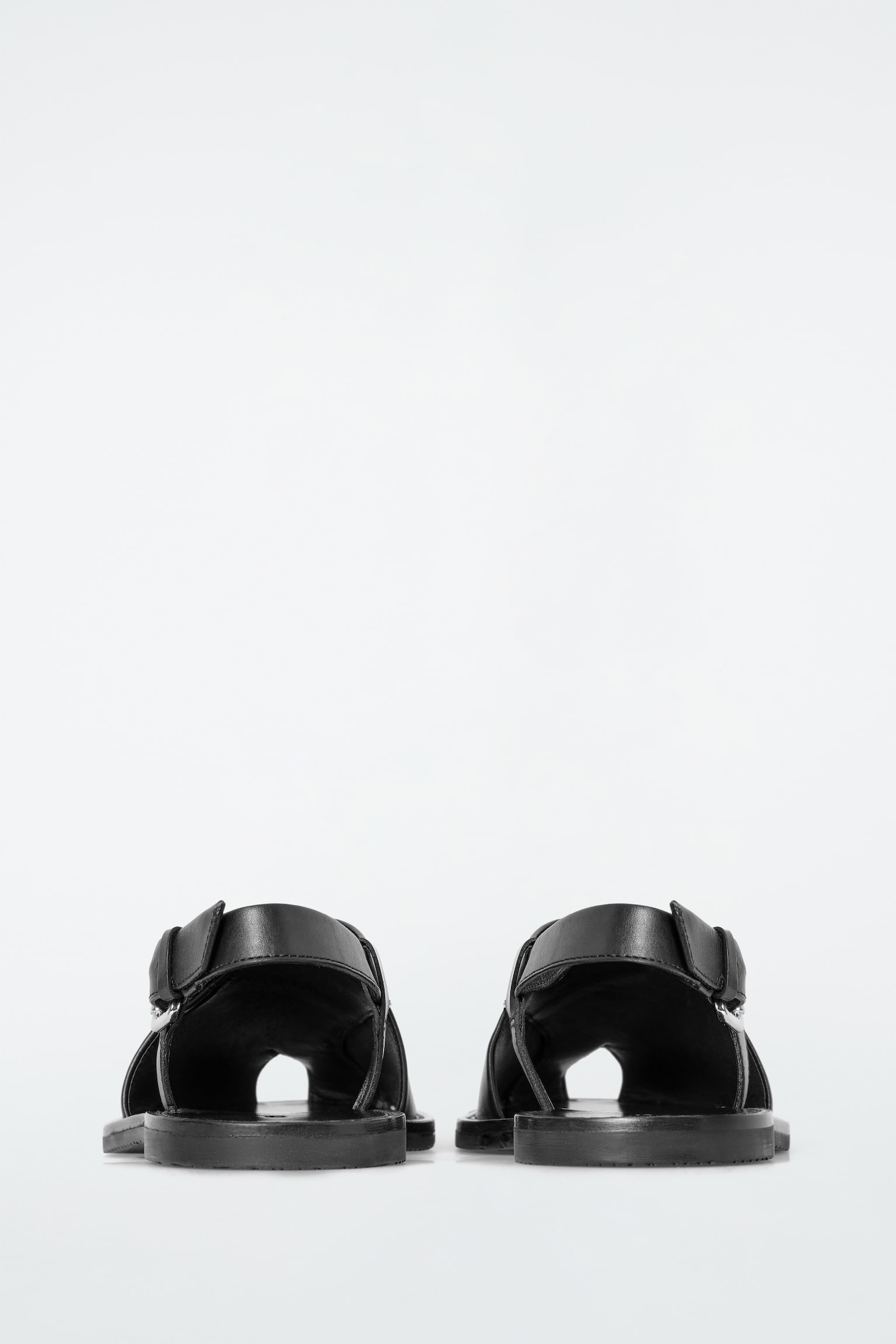 SANDALIAS DE PIEL CON PANELES CRUZADOS - NEGRO/GRIS - 3