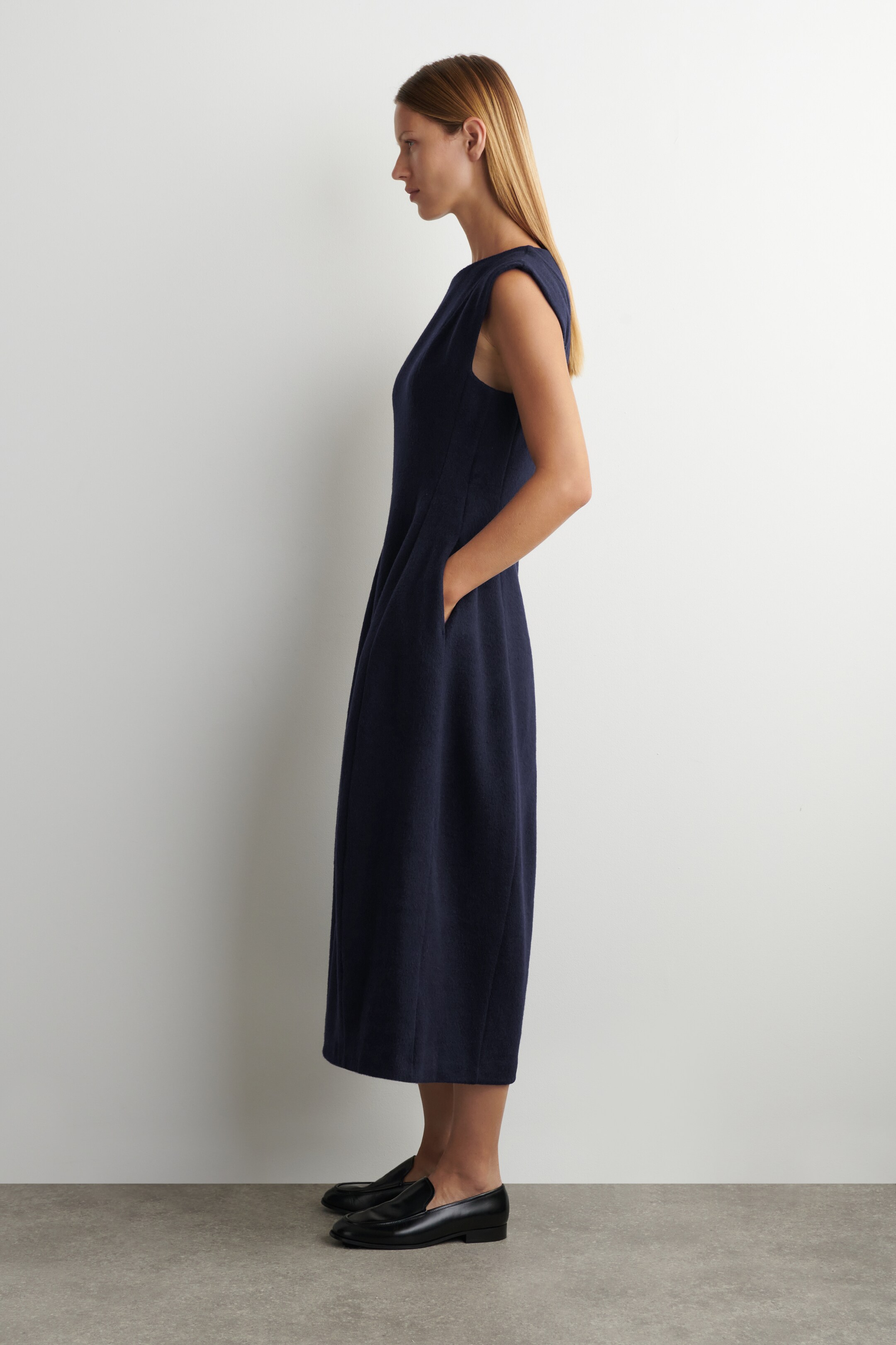 Zobraziť väčší obrázok: SCULPTED BRUSHED-WOOL MIDI DRESS - NAVY - ŽENY | H&M SK 3