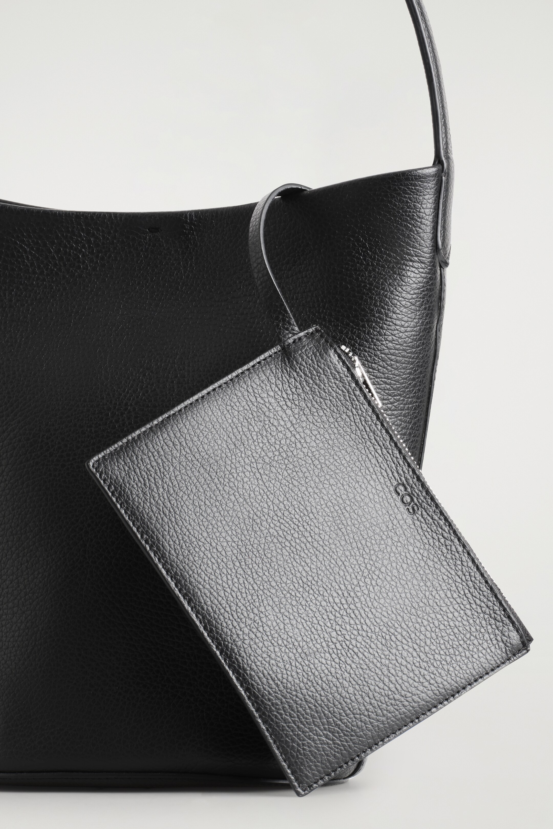 Visa större bild: PARADIGM MINI TOTEBAG I LÄDER - SVART - DAM | H&M SE 4
