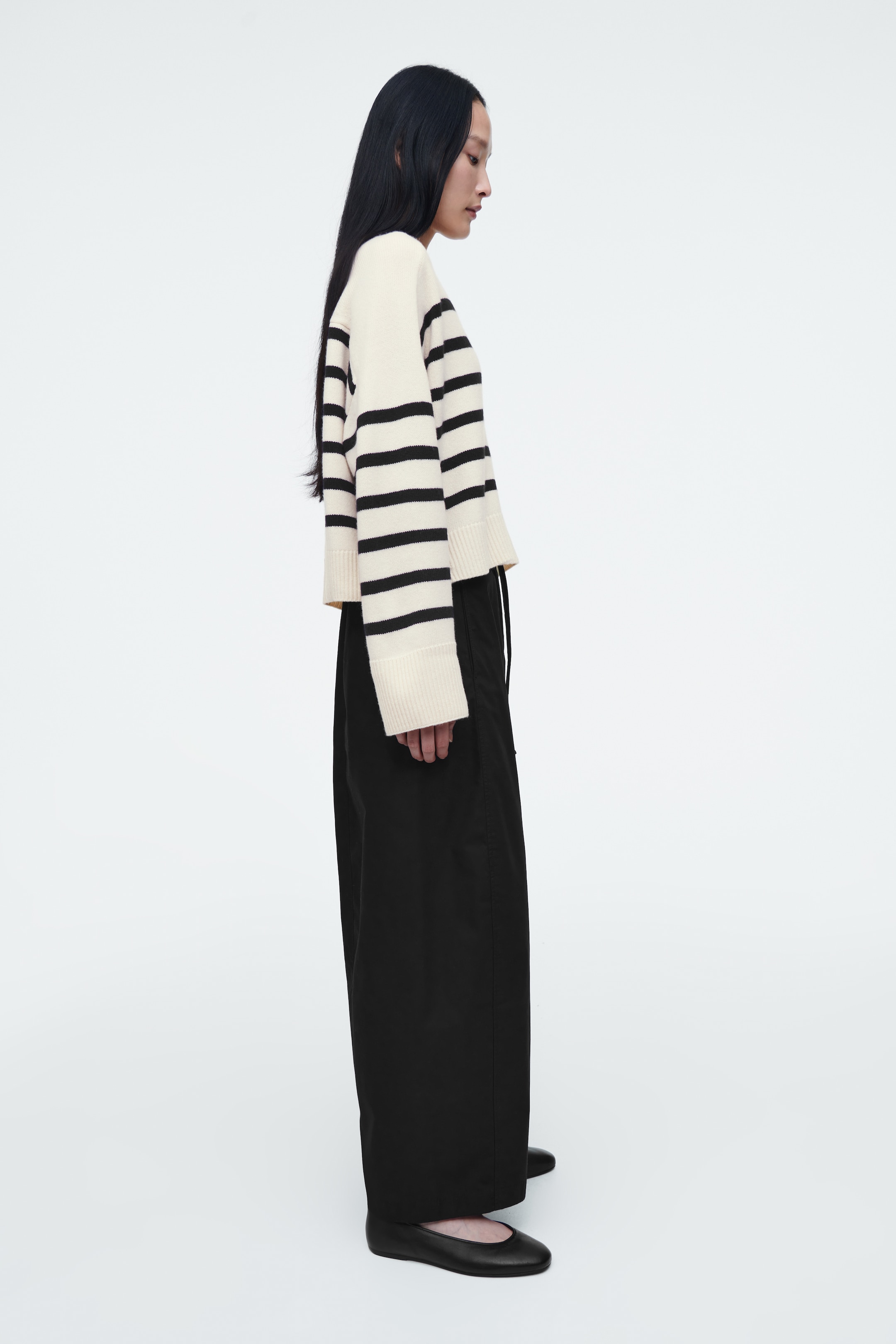 Größeres Bild anzeigen: STRICKJACKE AUS MERINOWOLLE MIT V-AUSSCHNITT - WEISS/GESTREIFT - Ladies | H&M AT 3