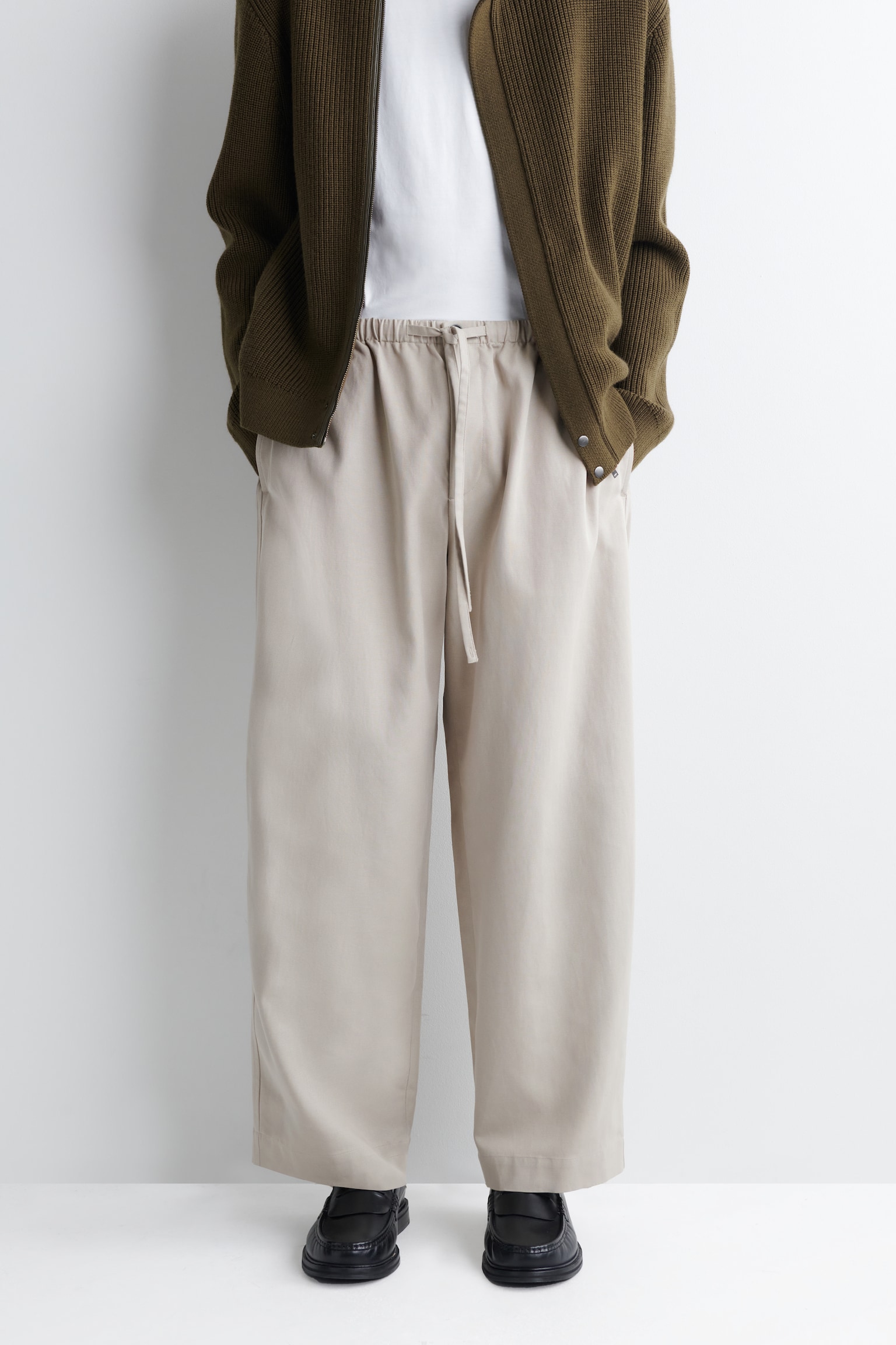 PANTALÓN BARREL FIT CON AJUSTE DE CORDÓN - BEIGE/NEGRO - 7